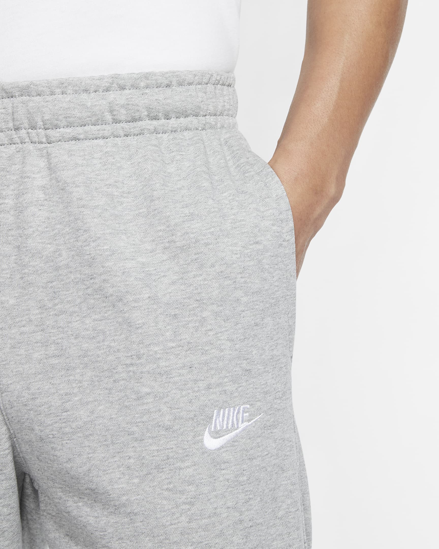 Nike Sportswear Club Herrenhose aus French-Terry - Dark Grey Heather/Matte Silver/Weiß