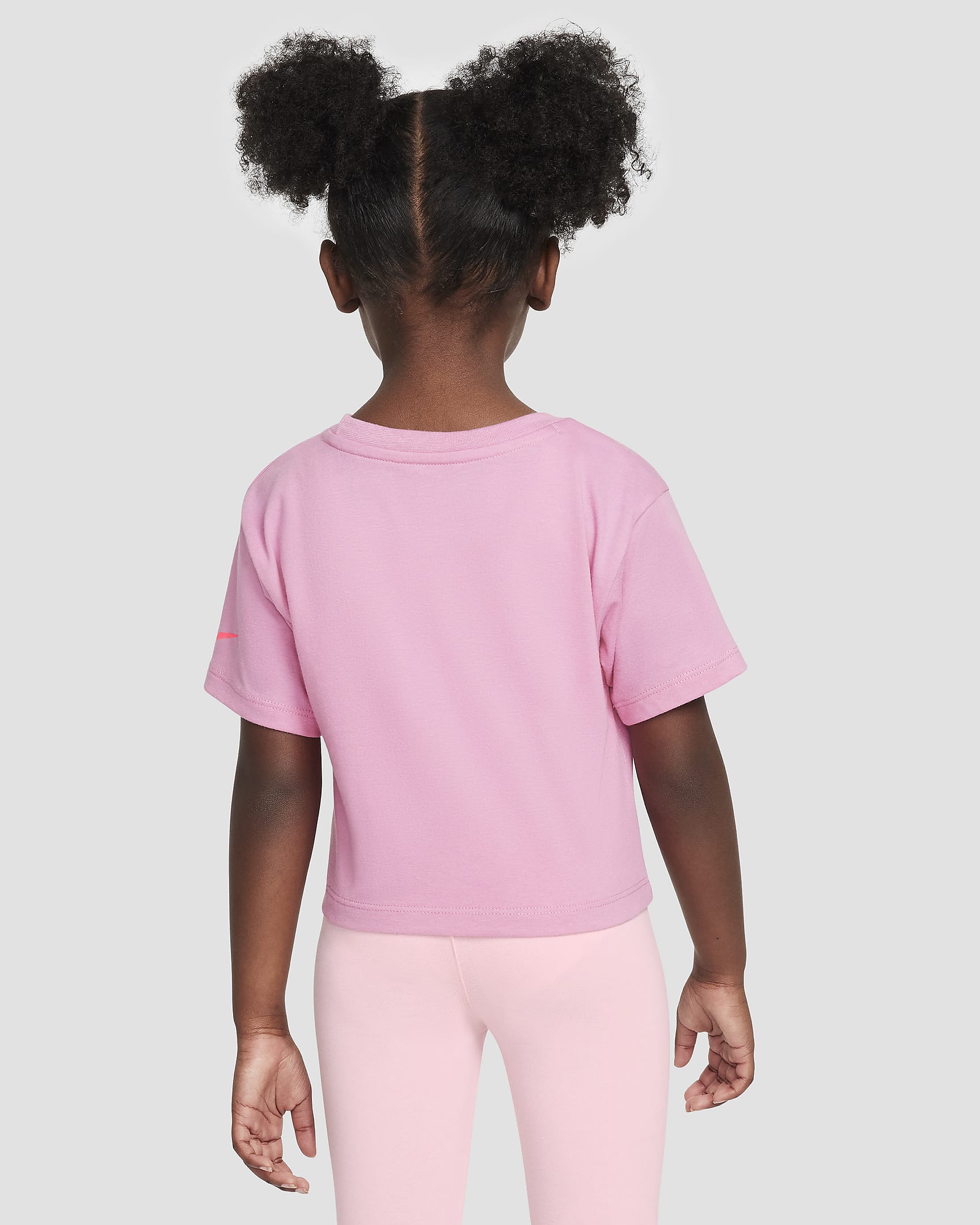 Playera con gráfico infantil Izzy Nike - Flamenco mágico