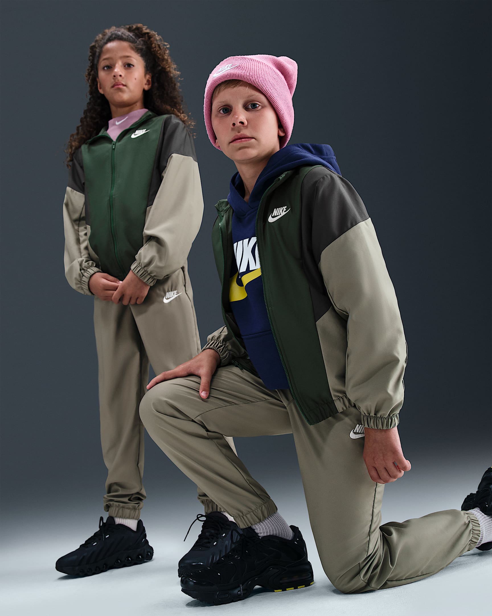 Nike Sportswear Geweven trainingspak voor kids - Light Army/Fir/Anthracite/Wit