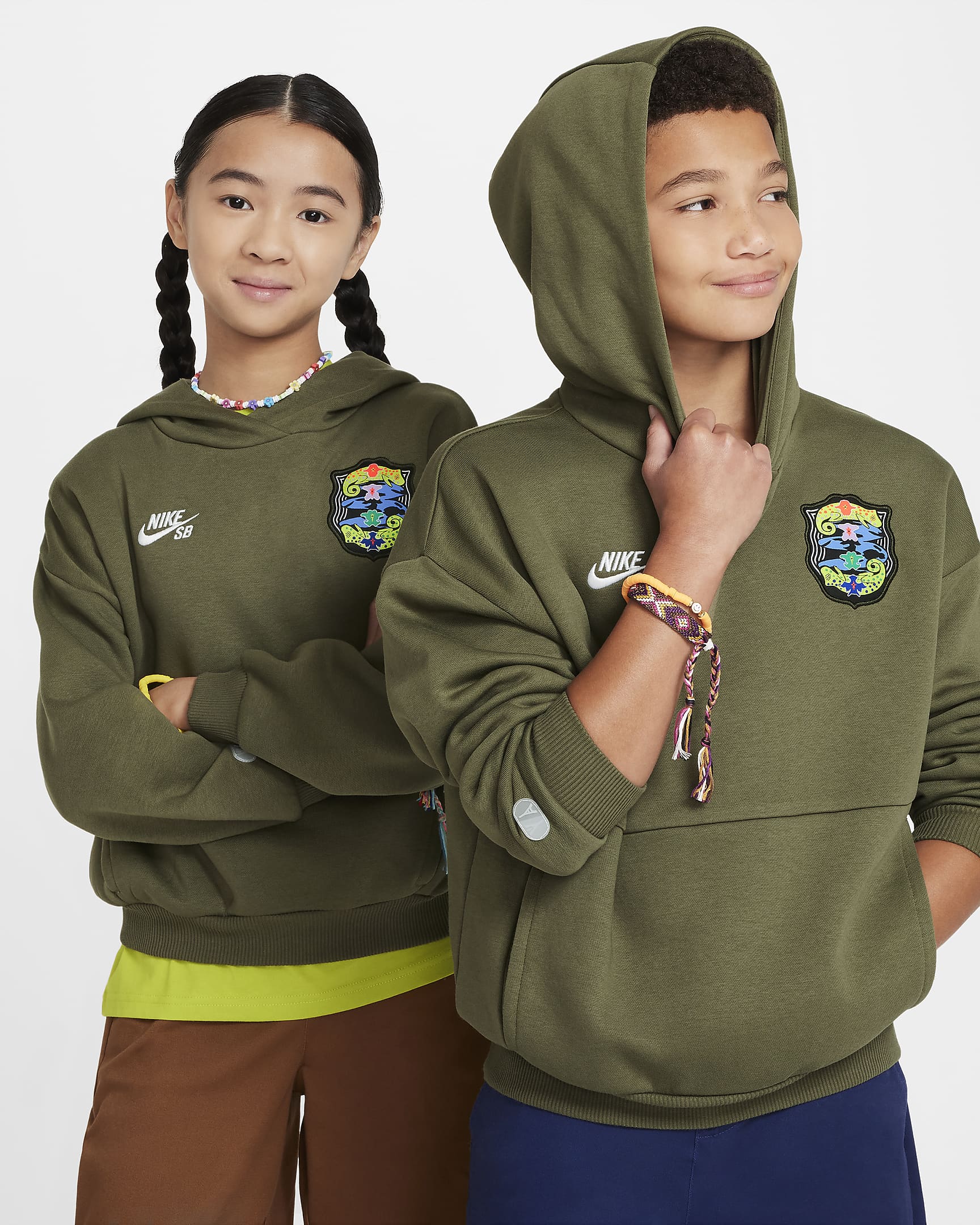 เสื้อสเก็ตบอร์ดมีฮู้ดโอเวอร์ไซส์เด็กโต Nike SB - Medium Olive/ขาว