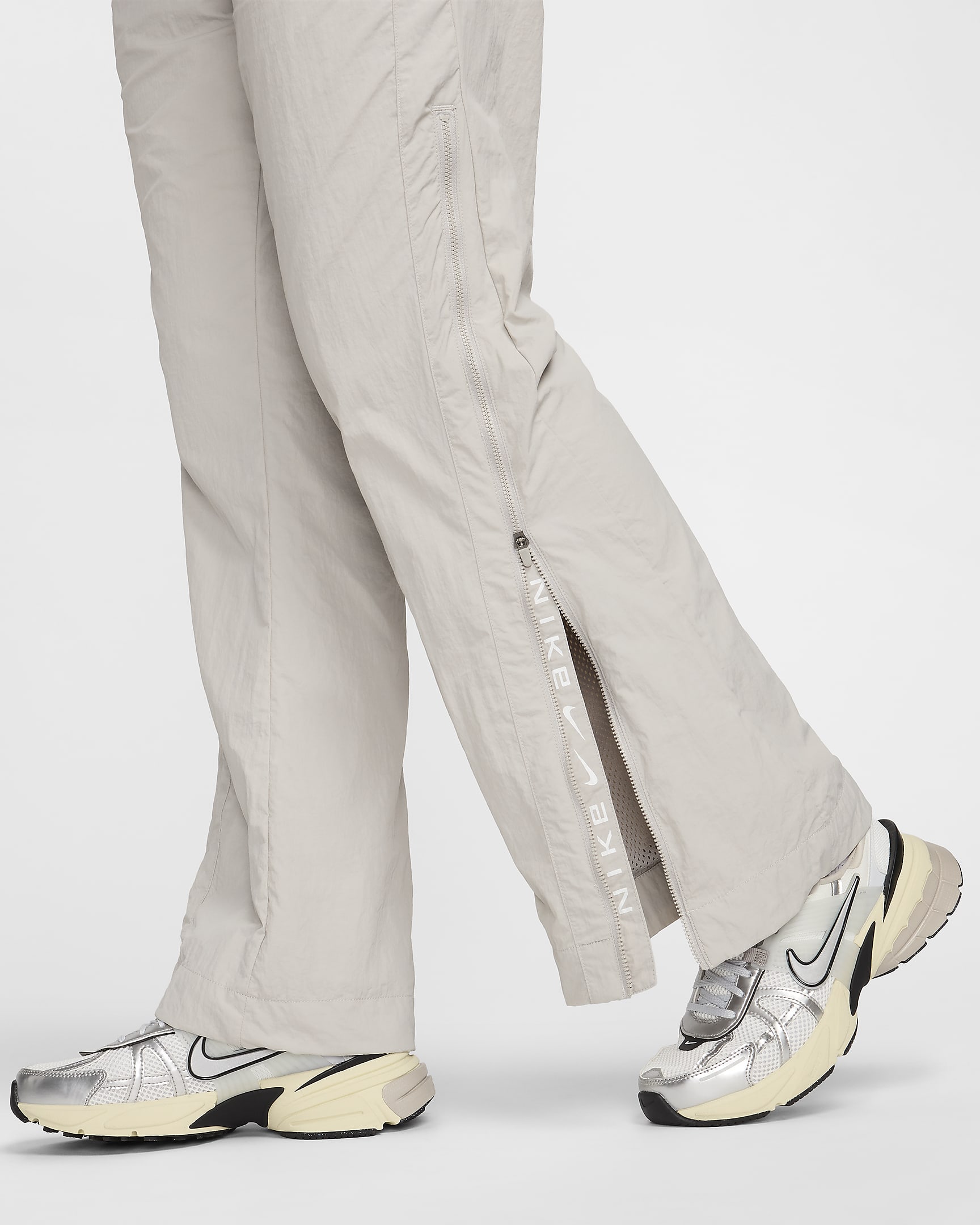 Pantalon à zip taille mi-haute déperlant Nike Sportswear Collection pour femme - Light Iron Ore/Blanc