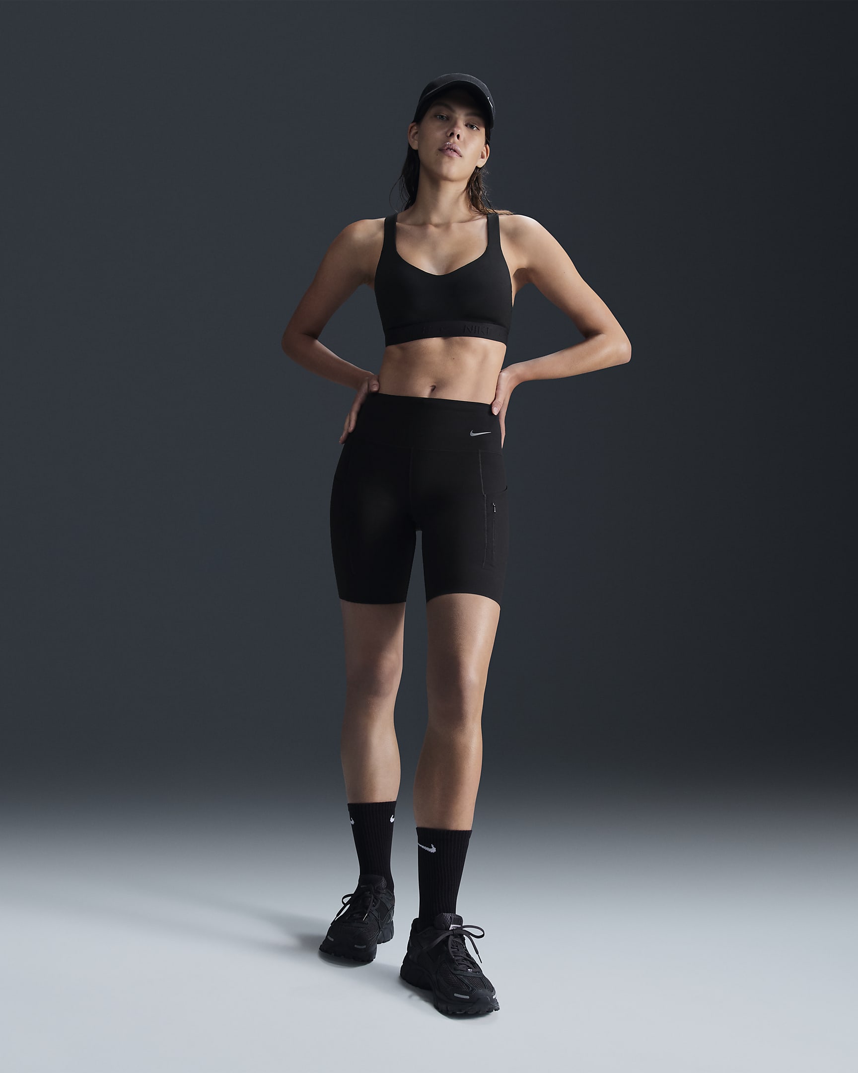 Nike Go Bikershorts met halfhoge taille, zakken en complete ondersteuning voor dames (20 cm) - Zwart/Zwart