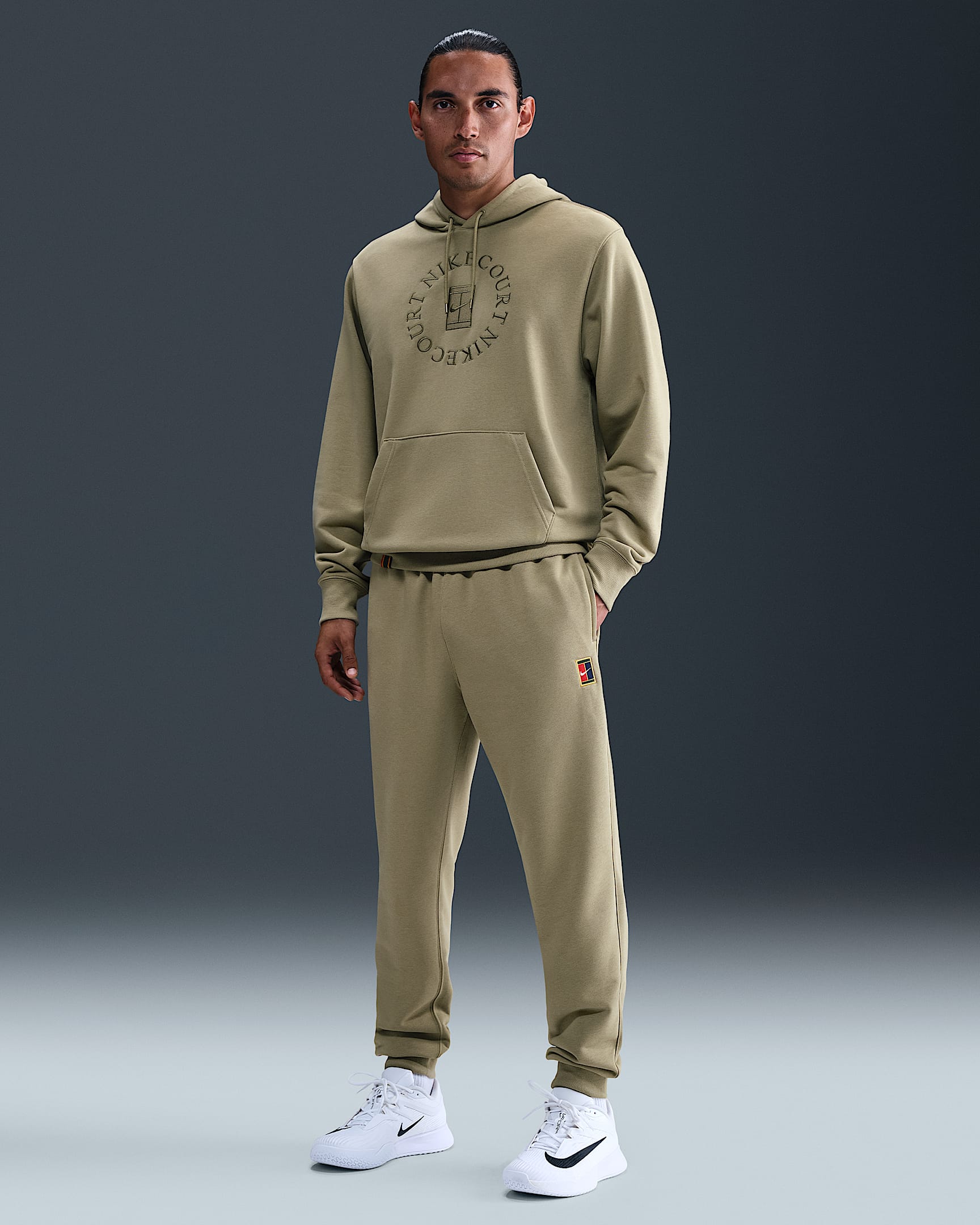 Joggers de tenis de tejido Fleece Dri-FIT para hombre NikeCourt Heritage - Oliva neutro