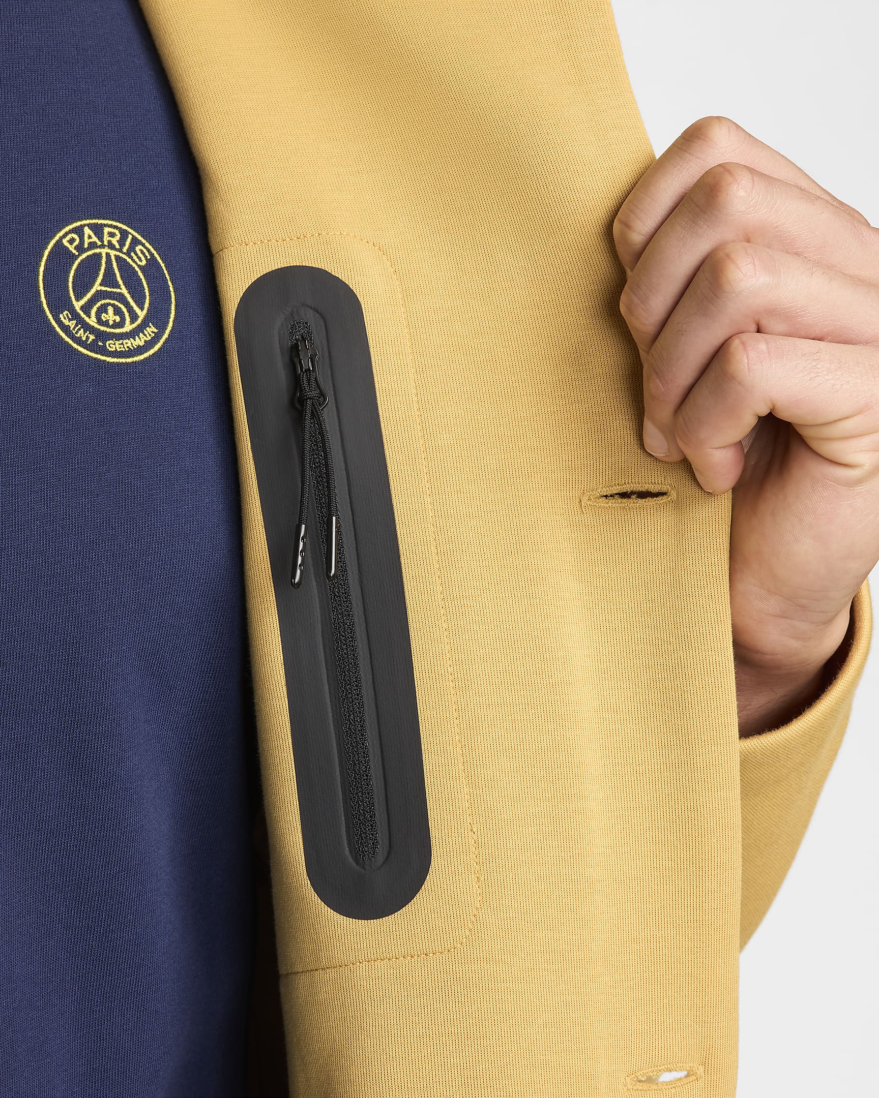 Chamarra tipo camisa de fútbol Nike para hombre Paris Saint-Germain Tech Fleece Reimagined - Oro trigo/Oro trigo