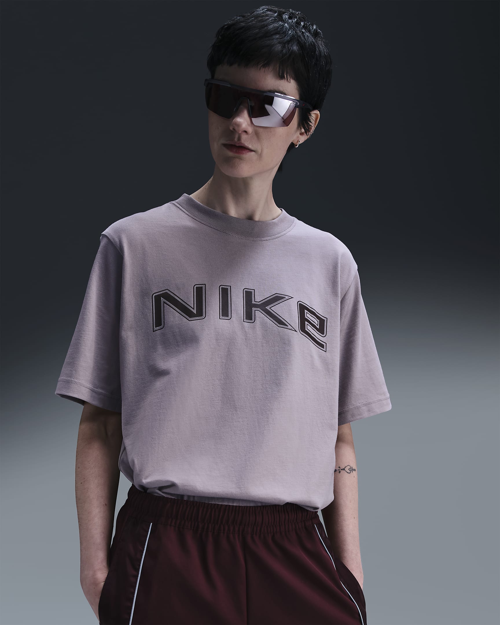 Playera de manga corta holgada con gráfico para mujer Nike Sportswear - Mena violeta claro