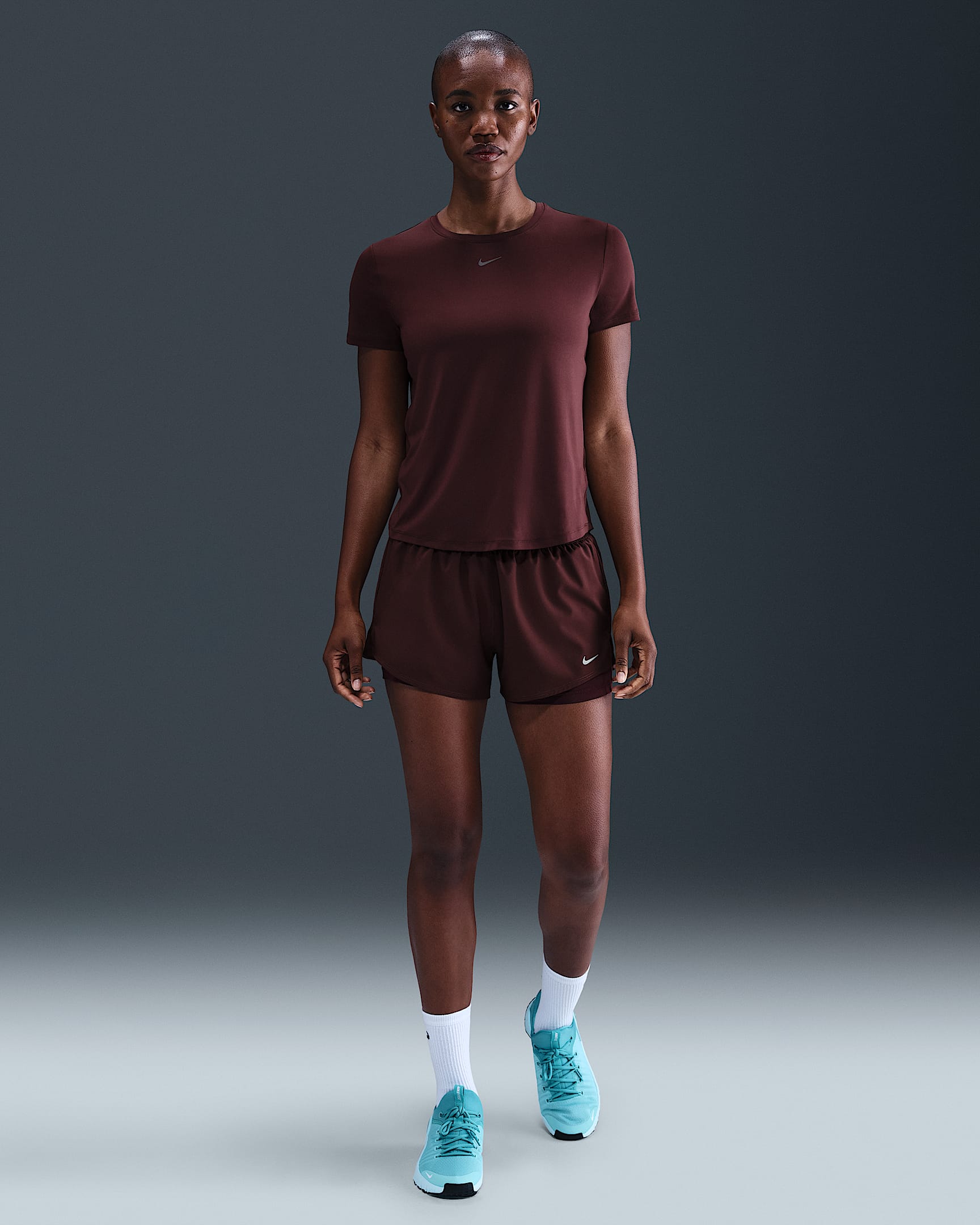 Short 2-en-1 à taille mi-basse 8 cm Dri-FIT Nike One pour femme - Burgundy Crush/Blanc