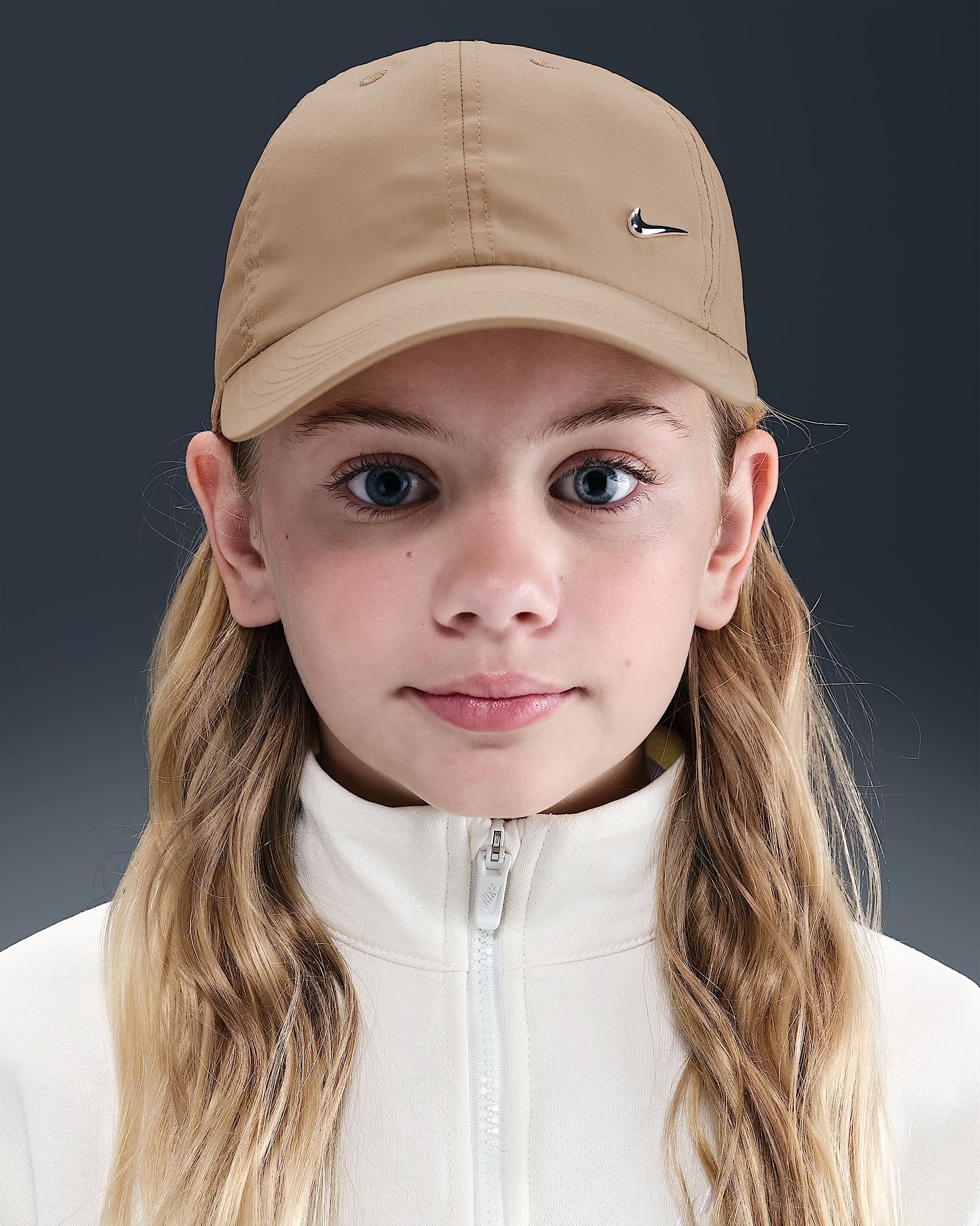 Nike Dri-FIT Club ustrukturert caps med Swoosh-logo i metall til barn - Hemp/Metallic Silver