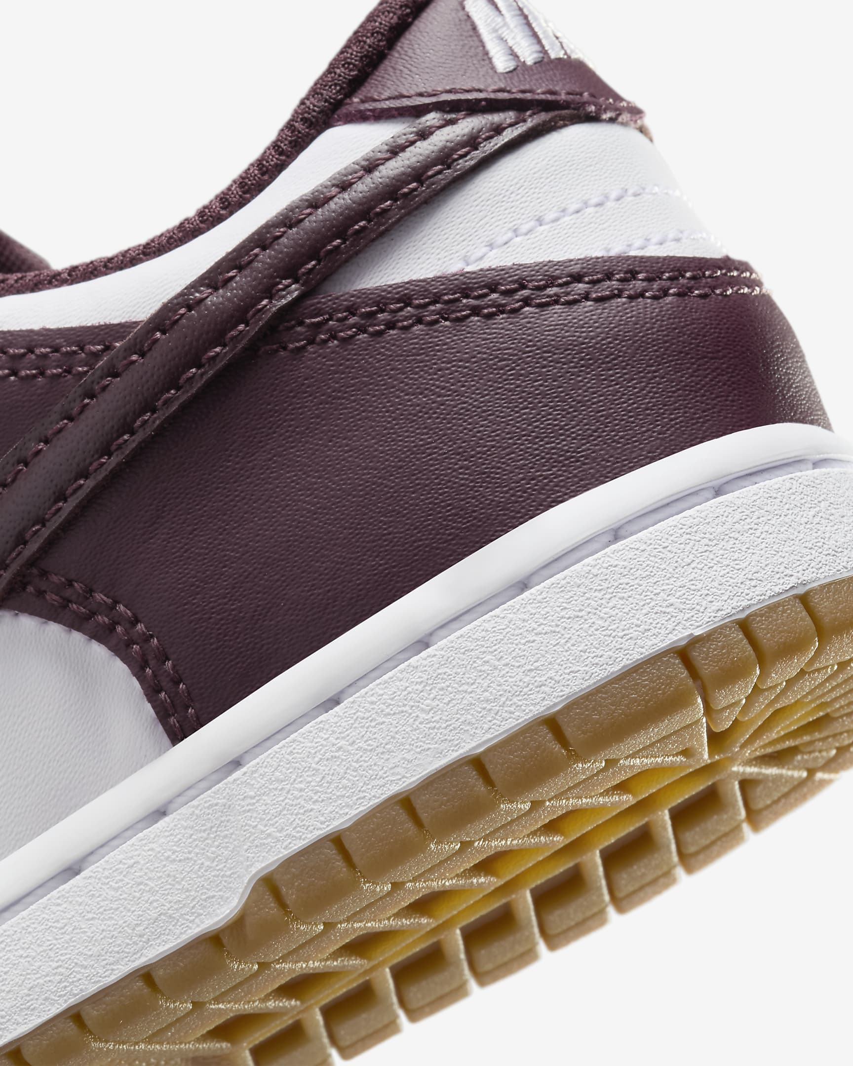 Skor Nike Dunk Low för barn - Vit/Gum Light Brown/Burgundy Crush