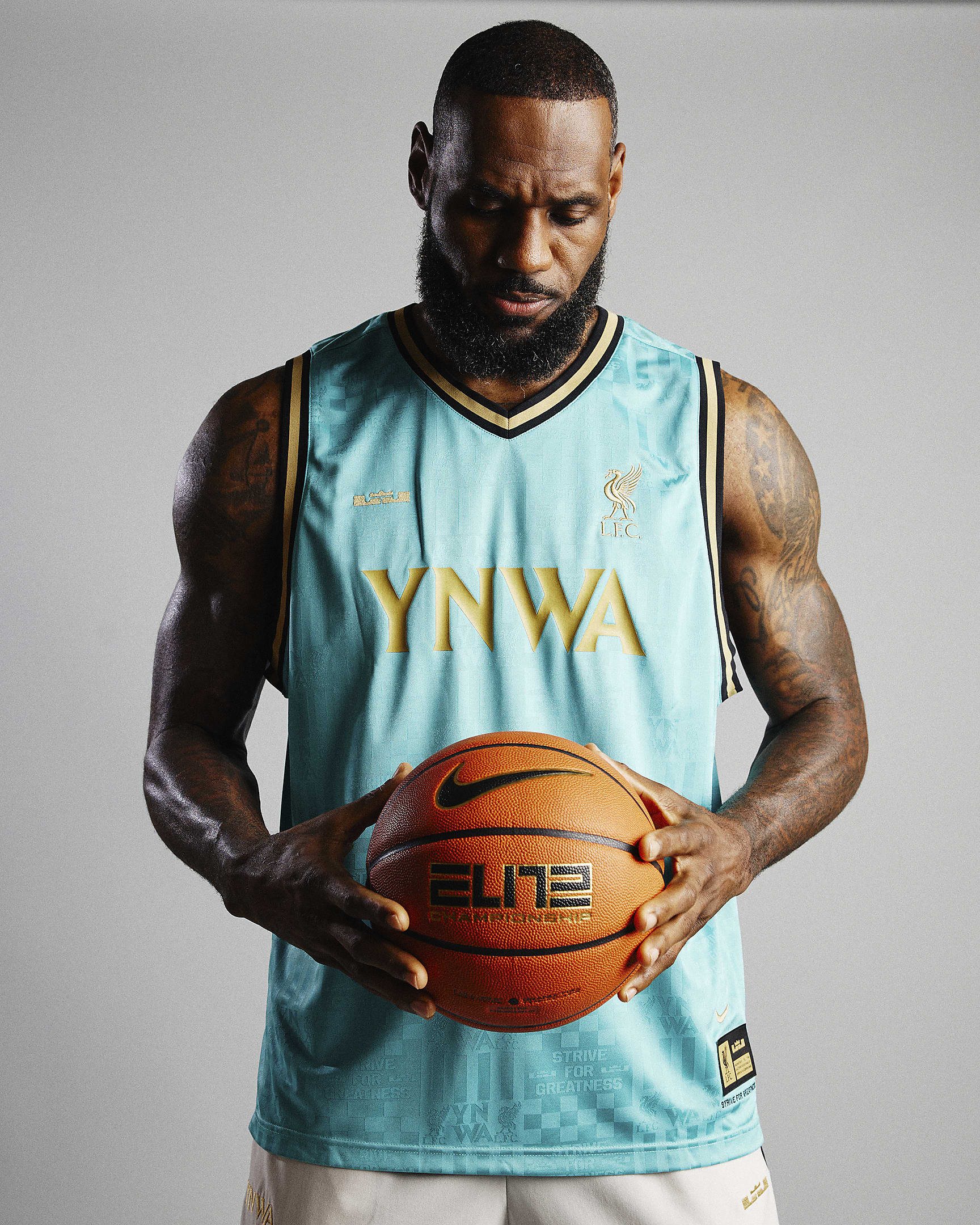 Jersey DNA de básquetbol Dri-FIT para hombre LeBron x Liverpool FC - Azul verdoso lavado/Oro genuino