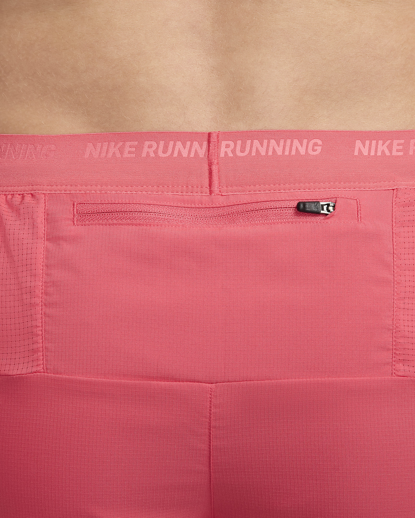 Shorts de correr Dri-FIT de 13 cm con forro de ropa interior para hombre Nike Stride - Rosa margarita/Negro