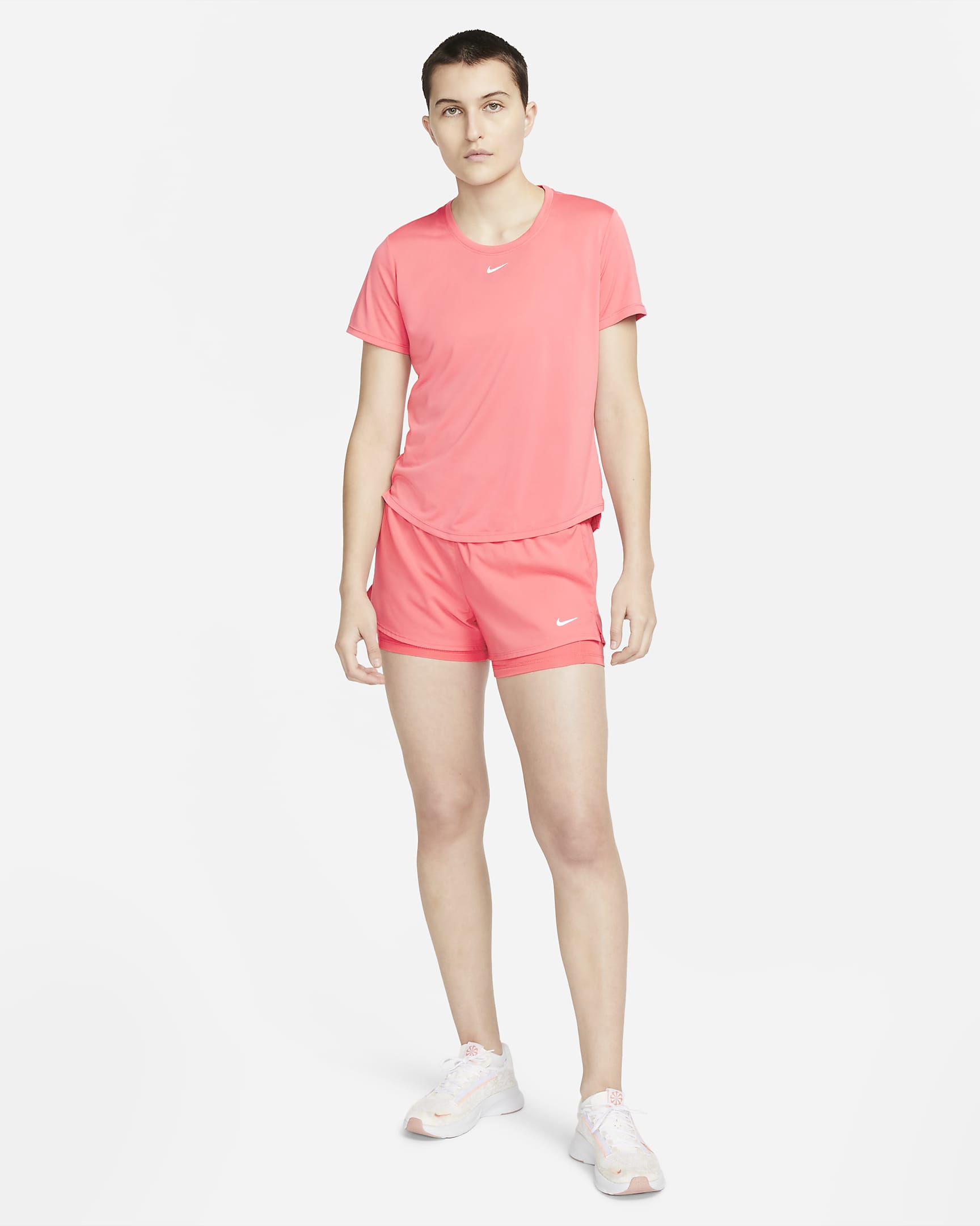 เสื้อยืดแขนสั้นทรงมาตรฐานผู้หญิง Nike Dri-FIT One - Sea Coral/ขาว