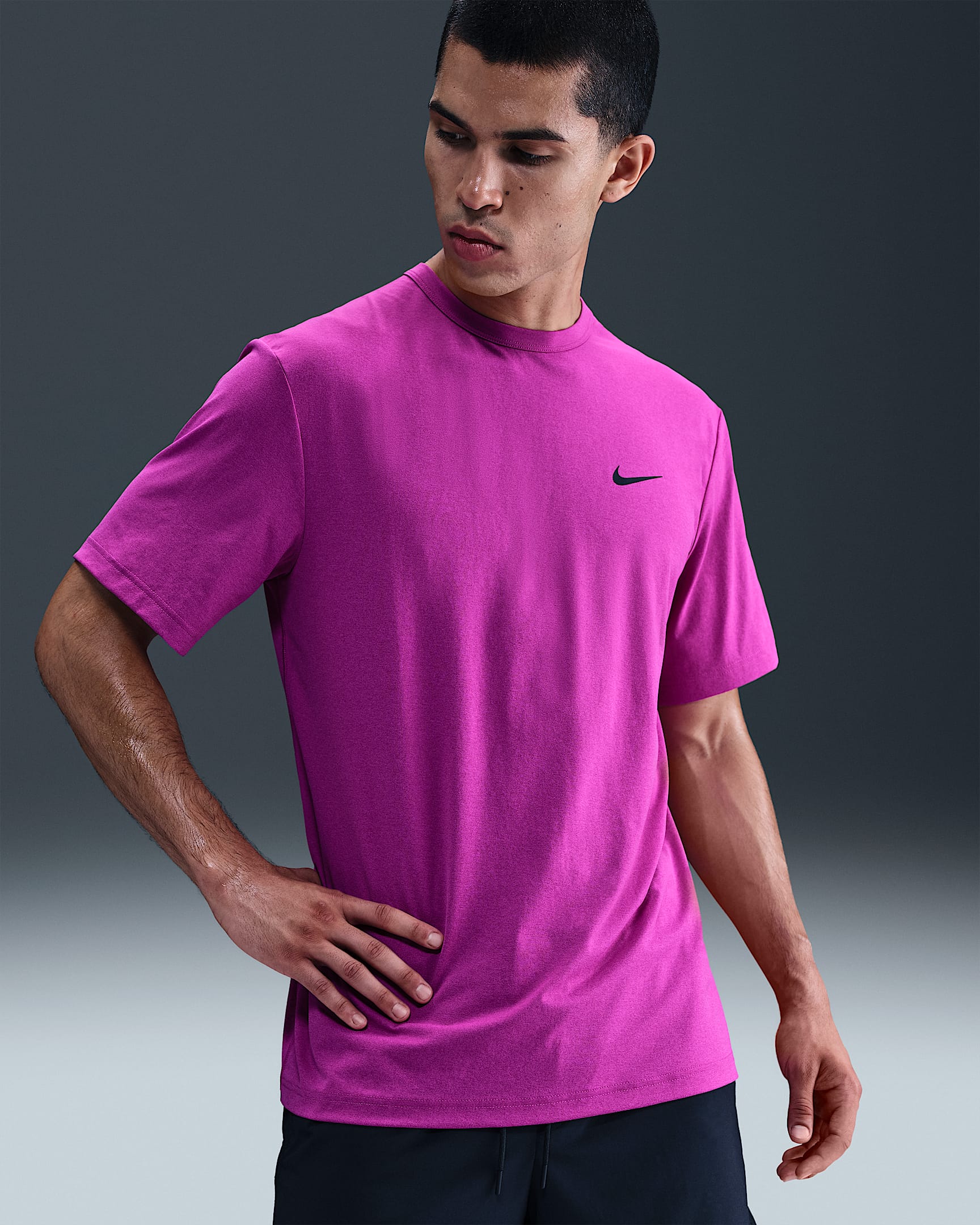 Nike Hyverse vielseitiges Nike Dri-FIT UV Kurzarm-Oberteil für Herren - Vivid Purple/Schwarz