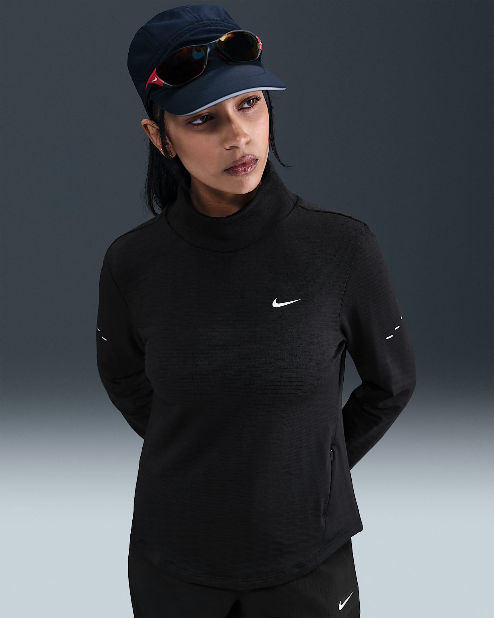 Nike Swift Part superior de running de coll alt Therma-FIT - Dona - Negre