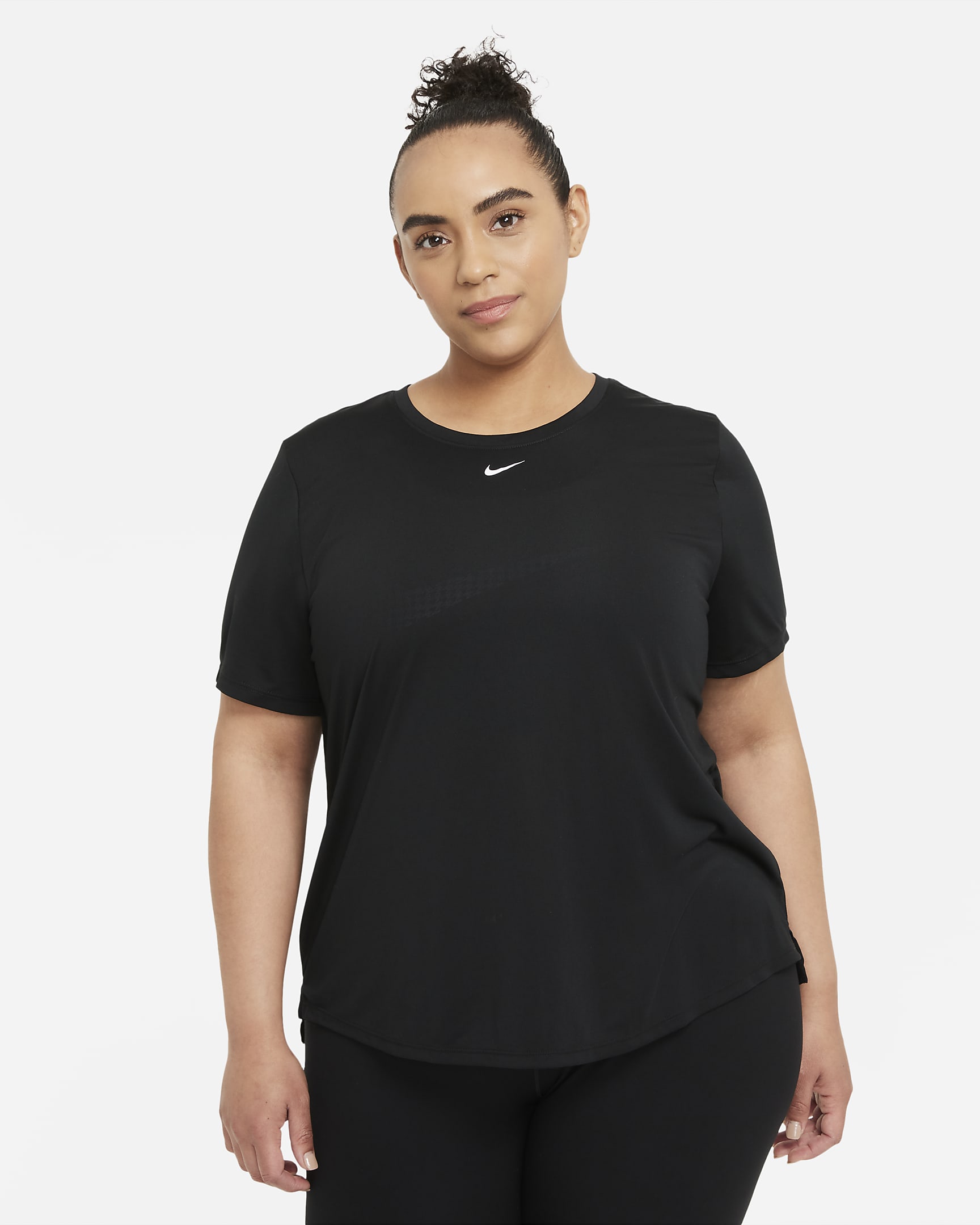 เสื้อแขนสั้นทรงมาตรฐานผู้หญิง Nike Dri-FIT One (พลัสไซส์) - ดำ/ขาว