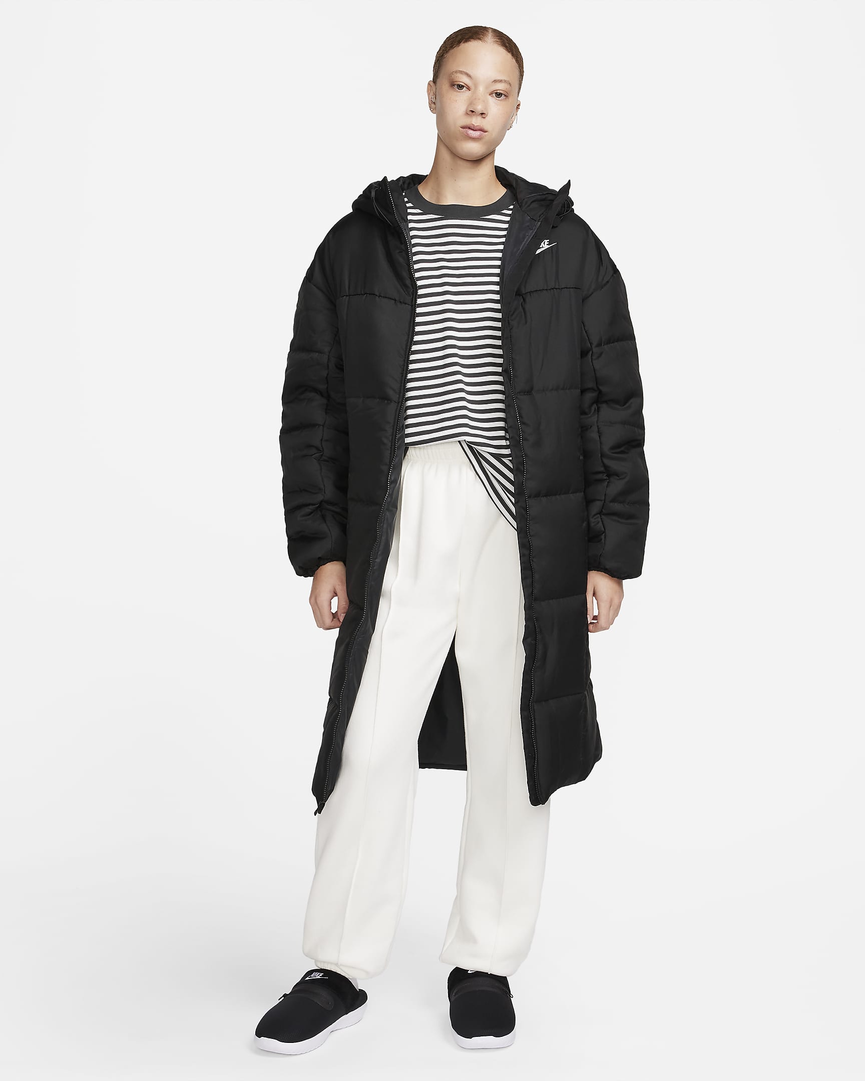 Parkas med huva Nike Sportswear Classic Puffer Therma-FIT i ledig modell för kvinnor - Svart/Vit