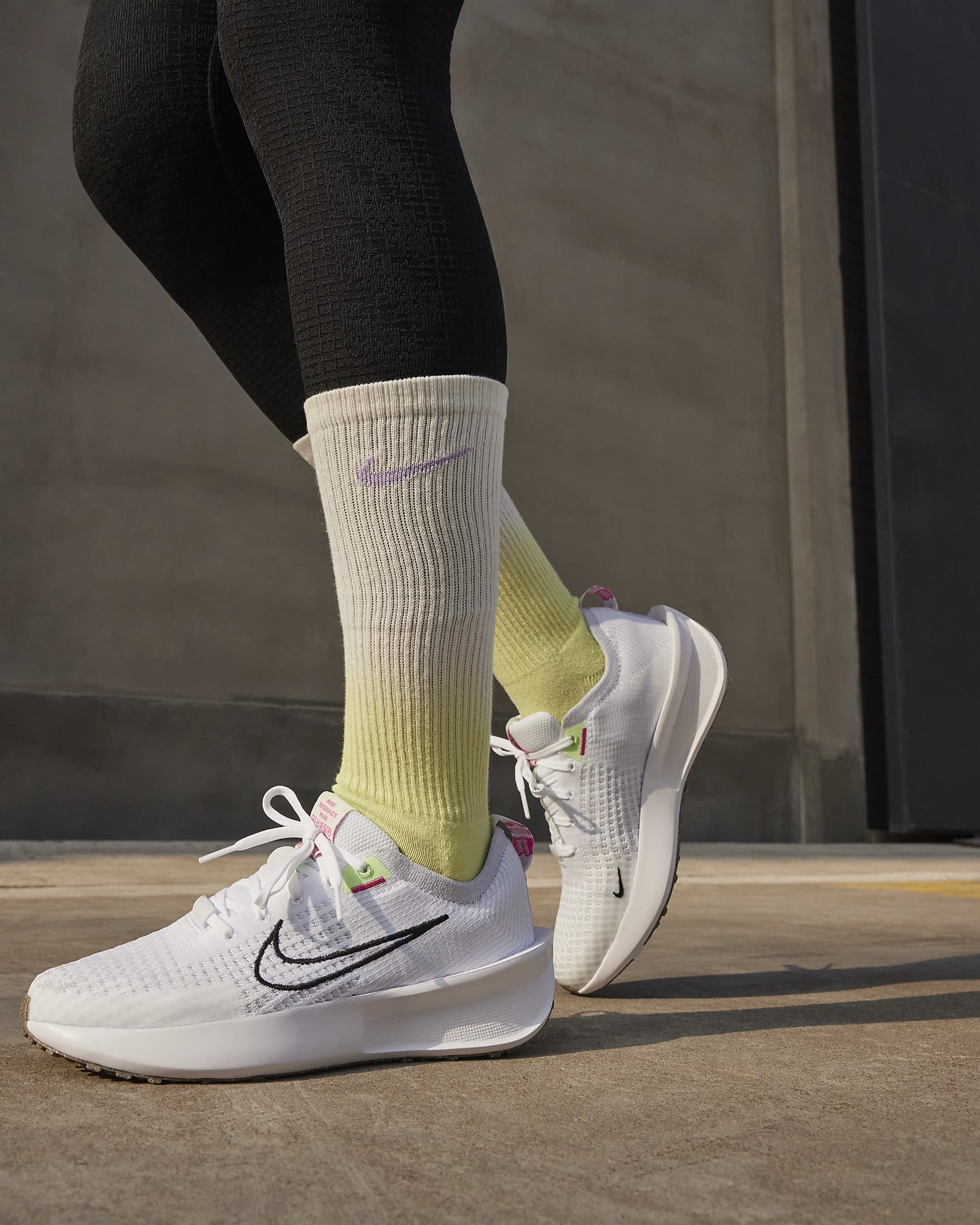 Tenis de correr en pavimento para mujer Nike Interact Run - Blanco/Gris fútbol/Verde vapor/Negro