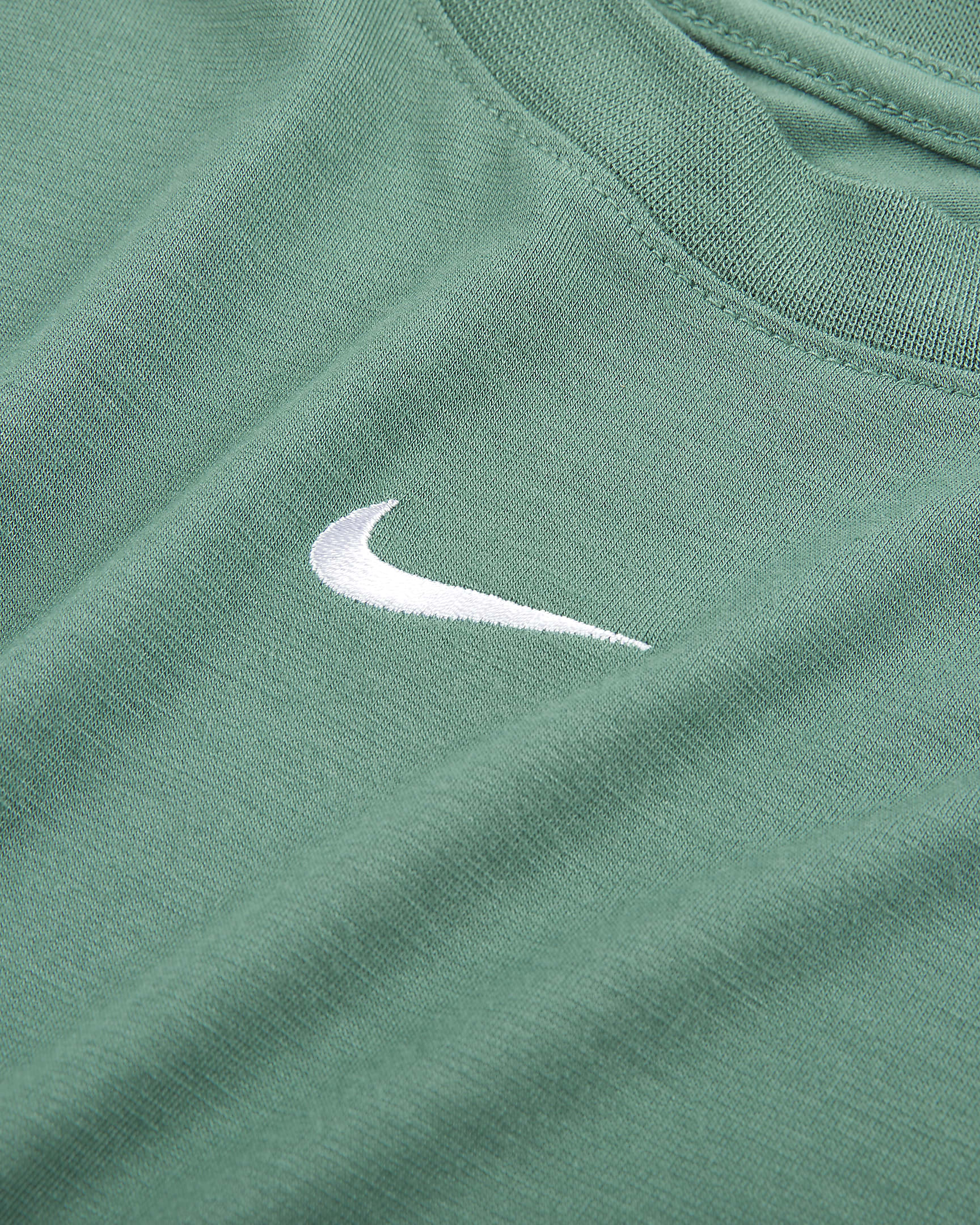 เสื้อยืดเอวลอยทรงเข้ารูปผู้หญิง Nike Sportswear Essential - Bicoastal/ขาว