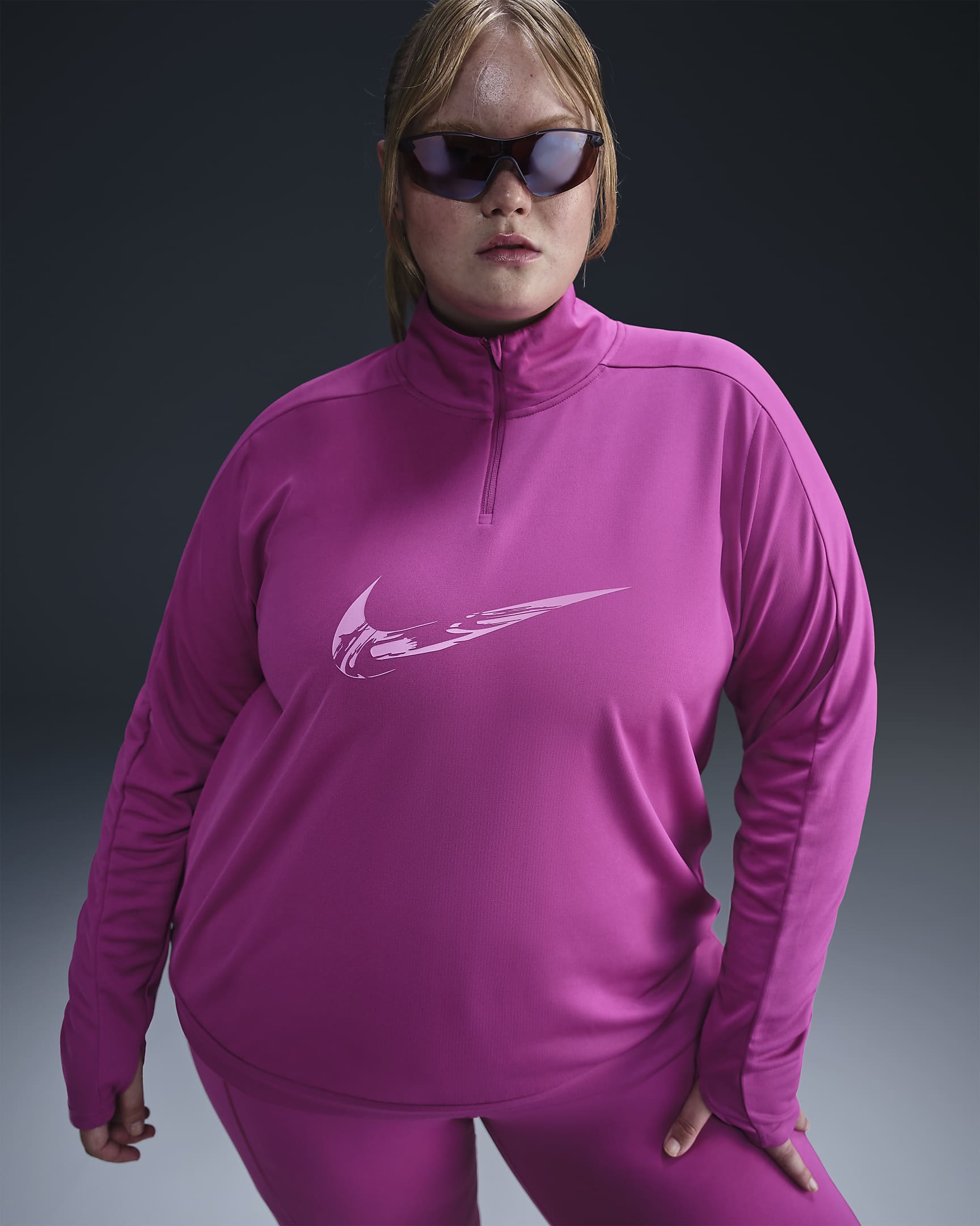 Nike Swoosh Dri-FIT-mellemlag med 1/4 lynlås (plus størrelse) til kvinder - Hot Fuchsia/Light Wild Mango