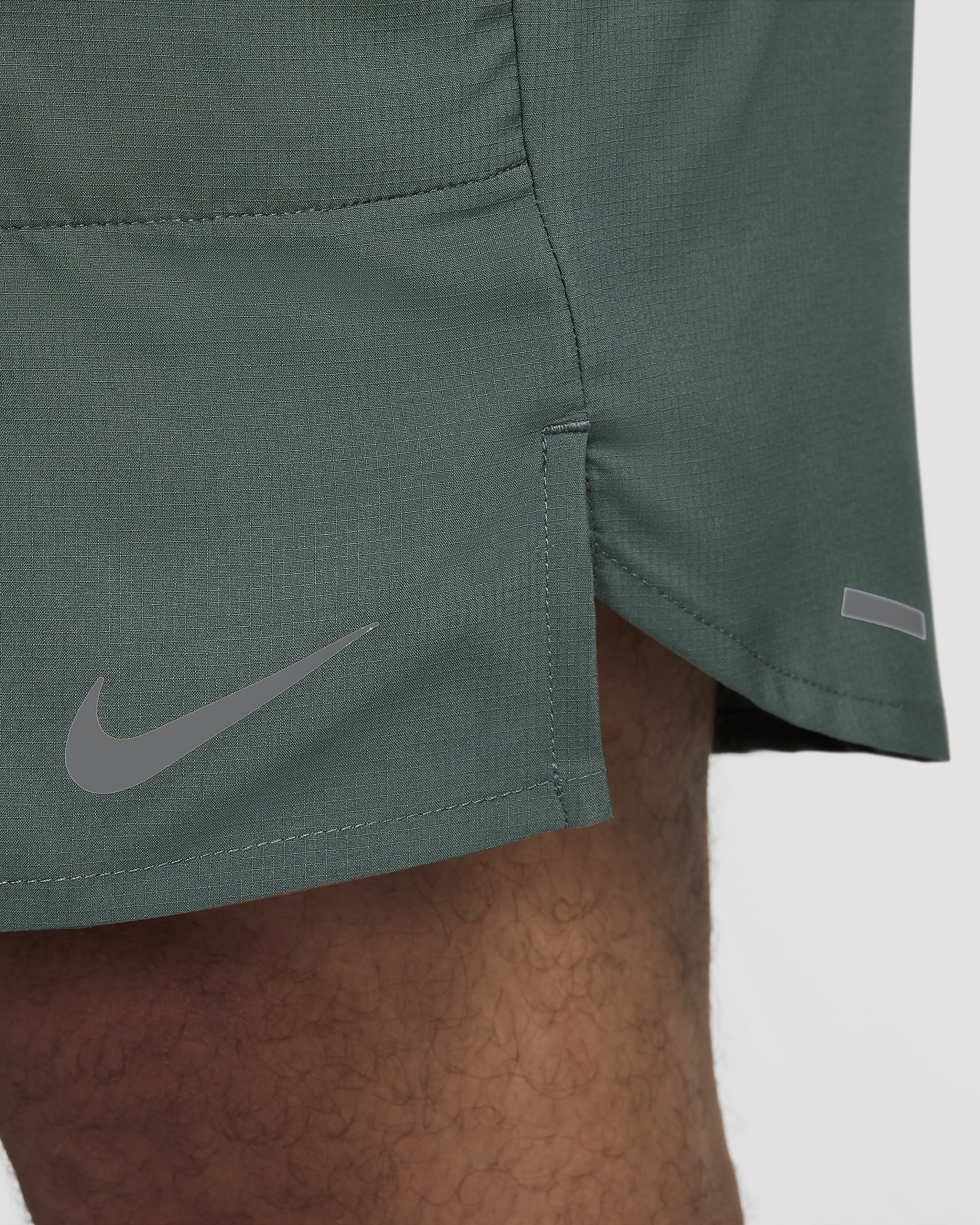 Nike Stride Dri-FIT hardloopshorts met binnenbroek voor heren (13 cm) - Vintage Green/Zwart