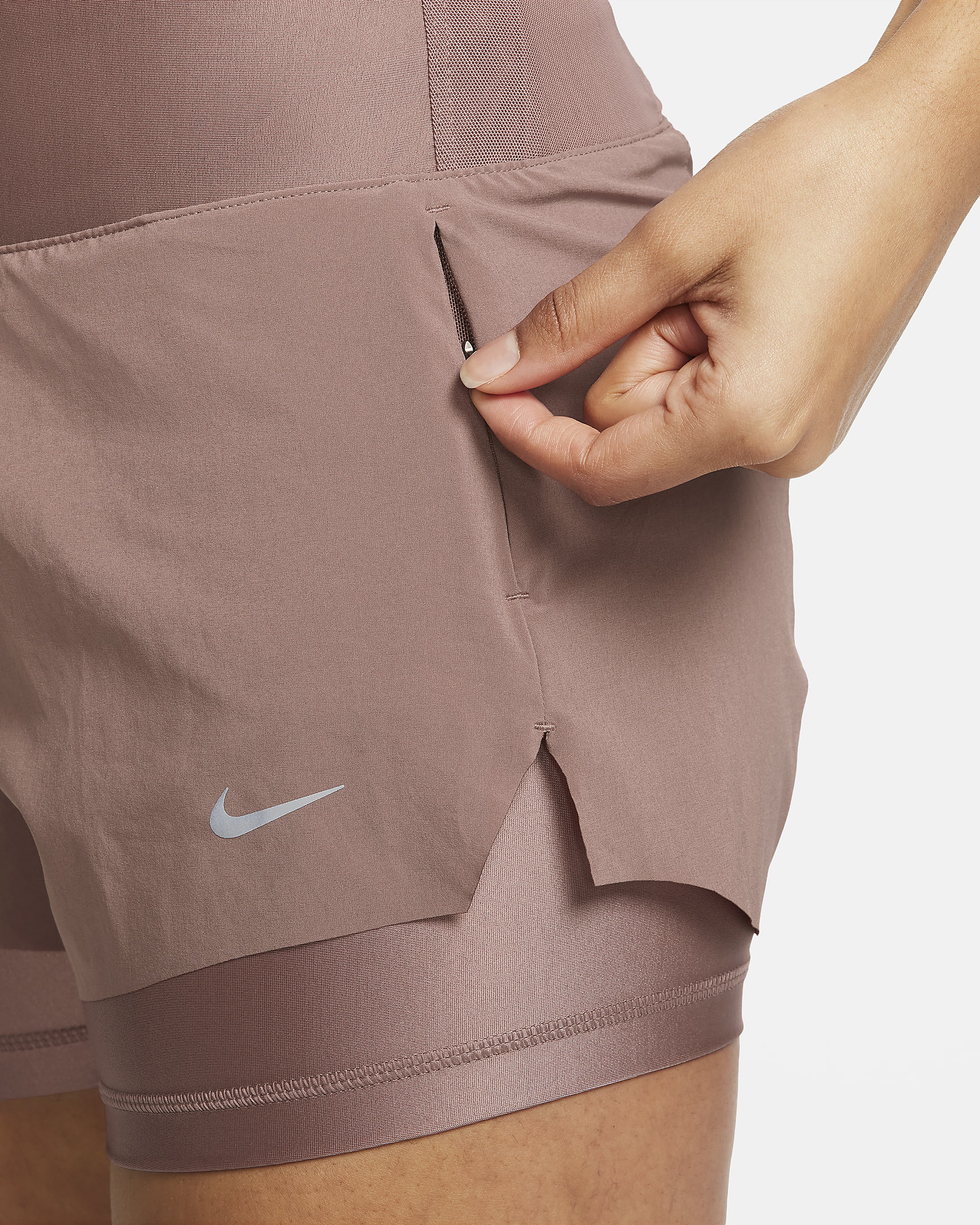 Shorts de running de tiro medio 2 en 1 de 8 cm con bolsillos para mujer Nike Dri-FIT Swift - Malva humeante