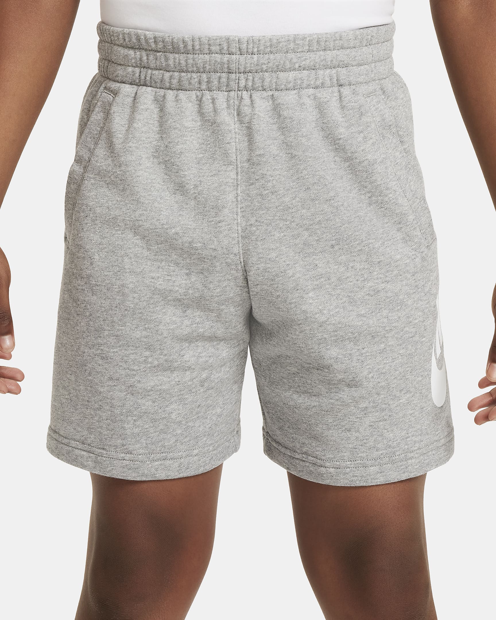 Nike Sportswear Club Fleece French-Terry-Shorts für ältere Kinder (erweiterte Größen) - Dark Grey Heather/Base Grey/Weiß