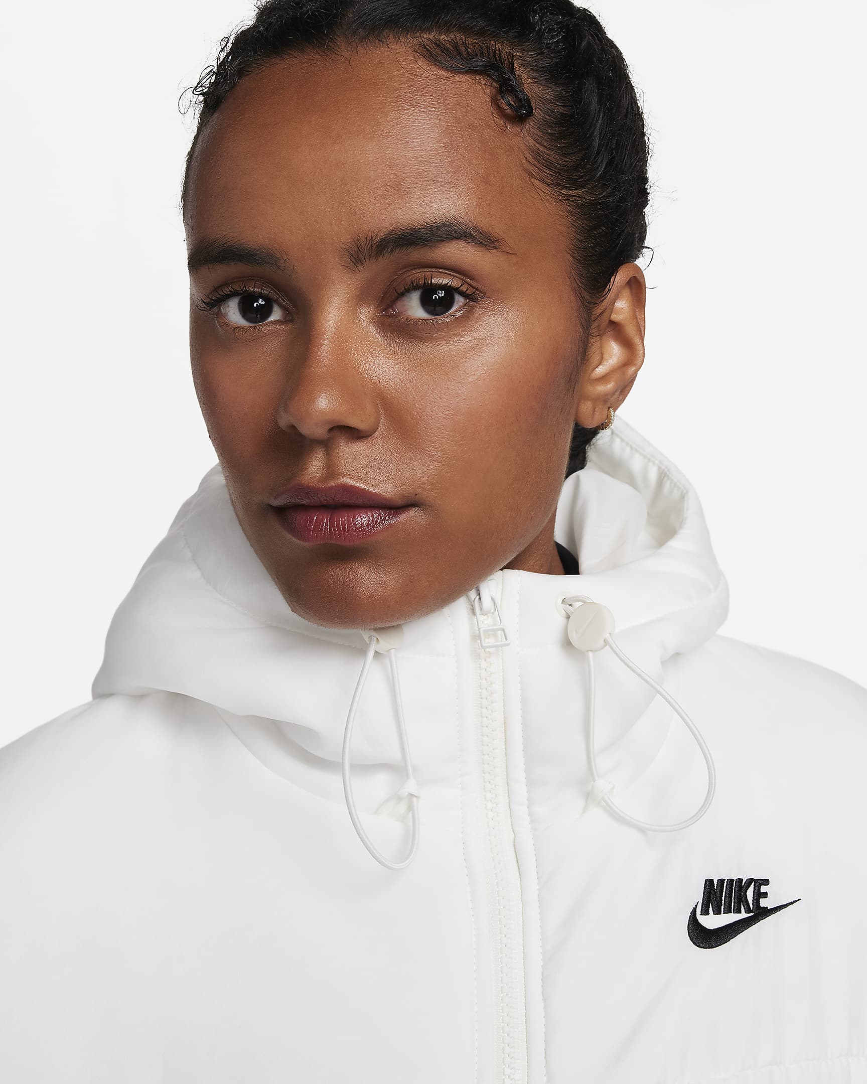 Løstsiddende Nike Sportswear Classic Therma-FIT-dynejakke med hætte til kvinder - Sail/sort