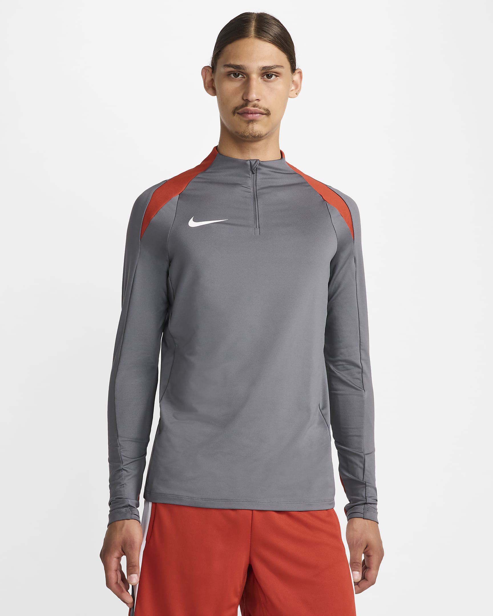 Playera de entrenamiento de fútbol Dri-FIT de medio cierre para hombre Nike Strike - Gris hierro/Rojo dragón/Blanco