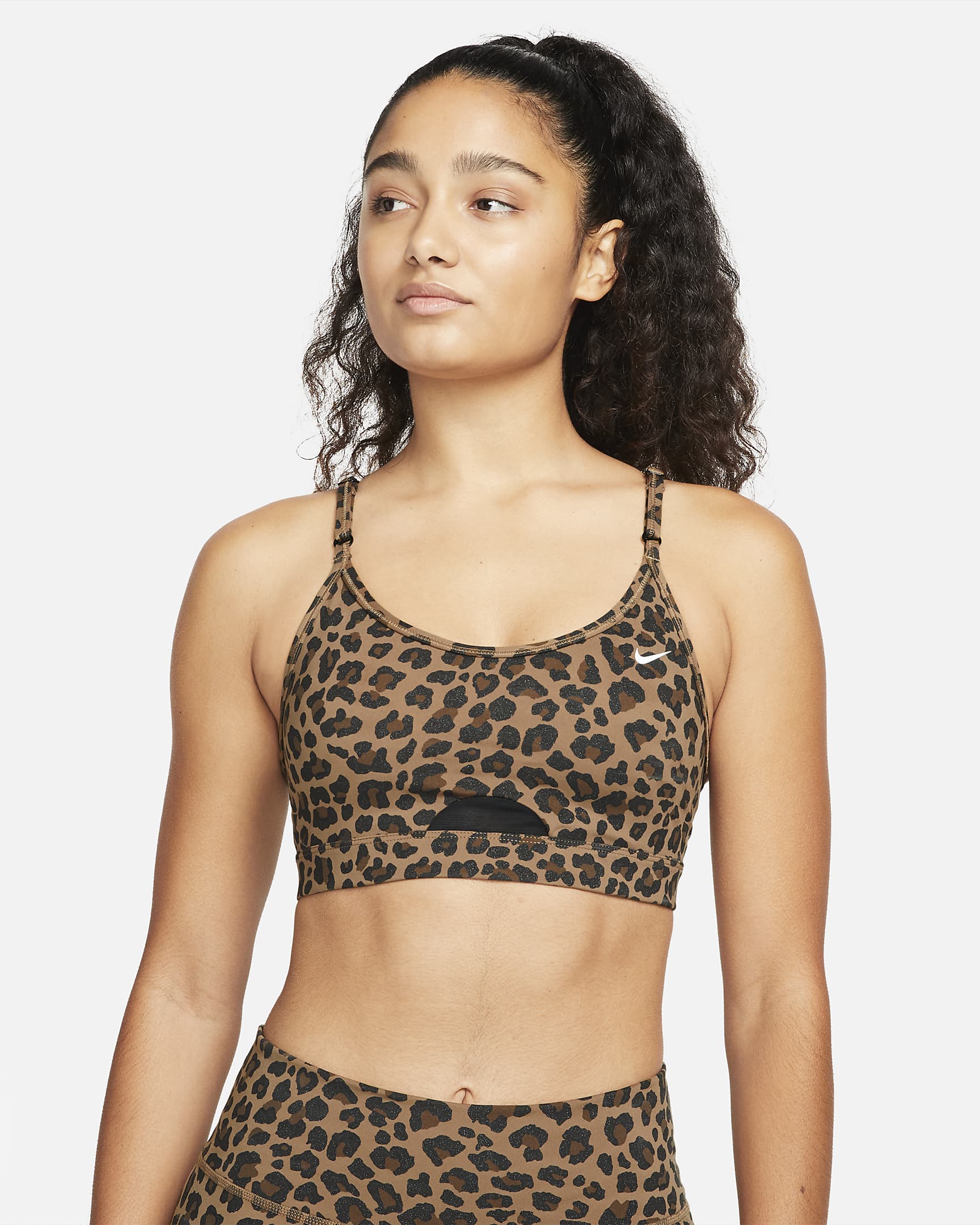 Bra deportivo con glitter acolchado de baja sujeción para mujer Nike Indy - Archaeo Brown/Negro/Blanco