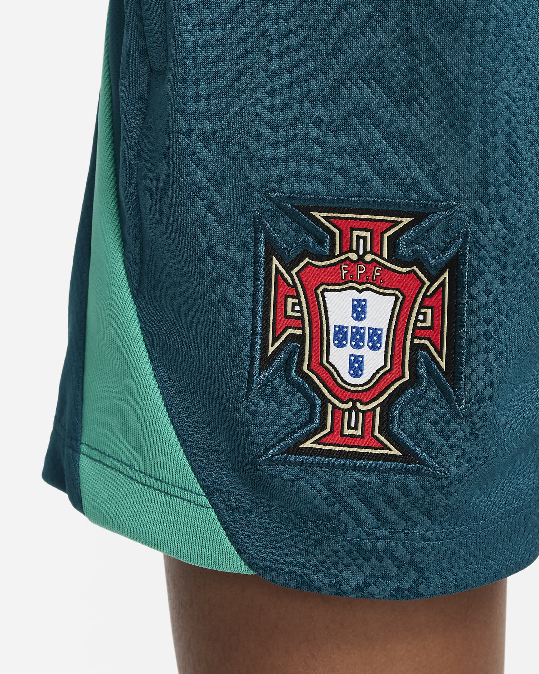 Maskinstrikkede Portugal Strike Nike Dri-FIT-fodboldshorts til større børn - Geode Teal/Kinetic Green/Sail