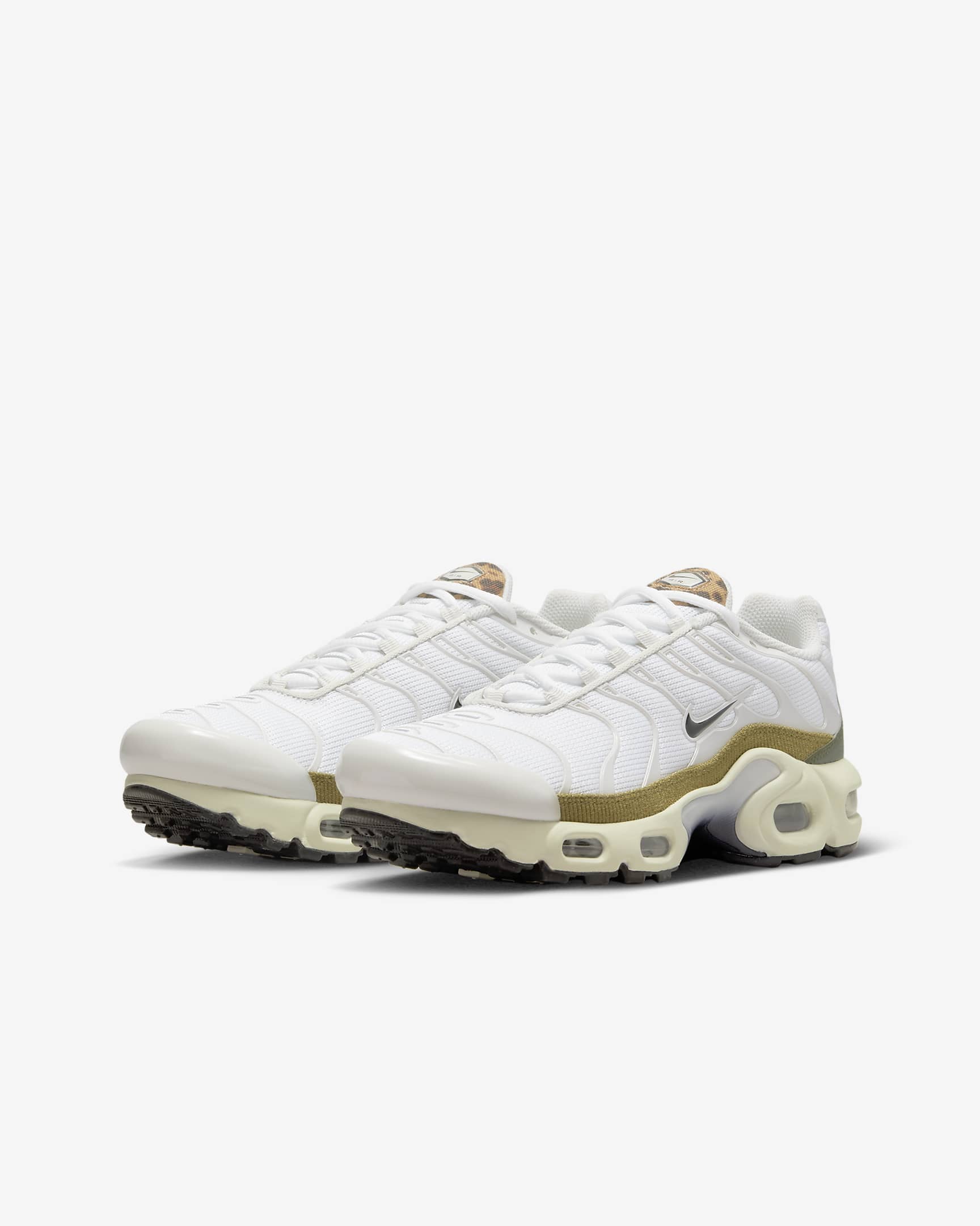 Nike Air Max Plus Older Kids' Shoes. Nike AT