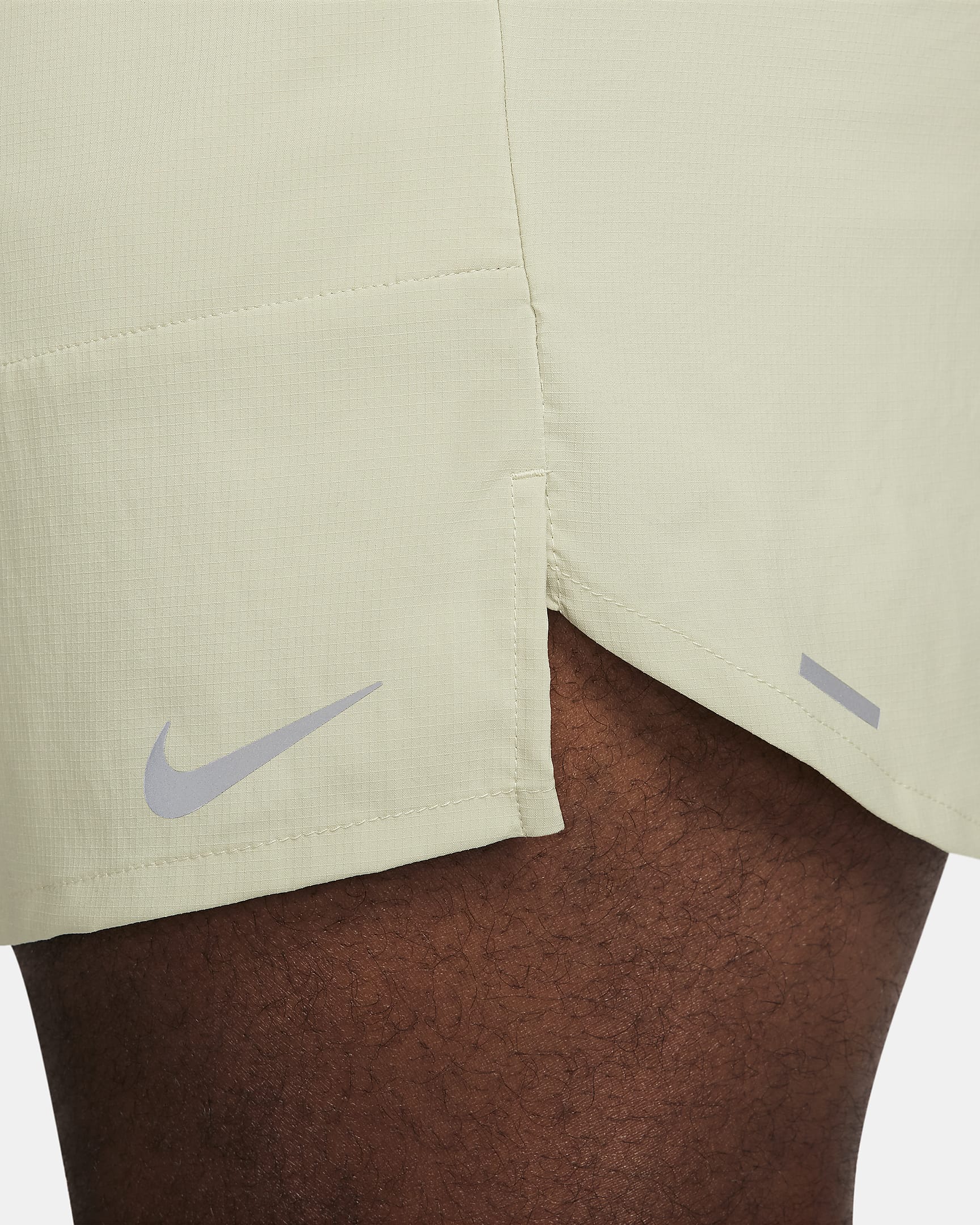 Shorts de correr Dri-FIT de 18 cm con forro de ropa interior para hombre Nike Stride - Aura oliva/Estuco oscuro