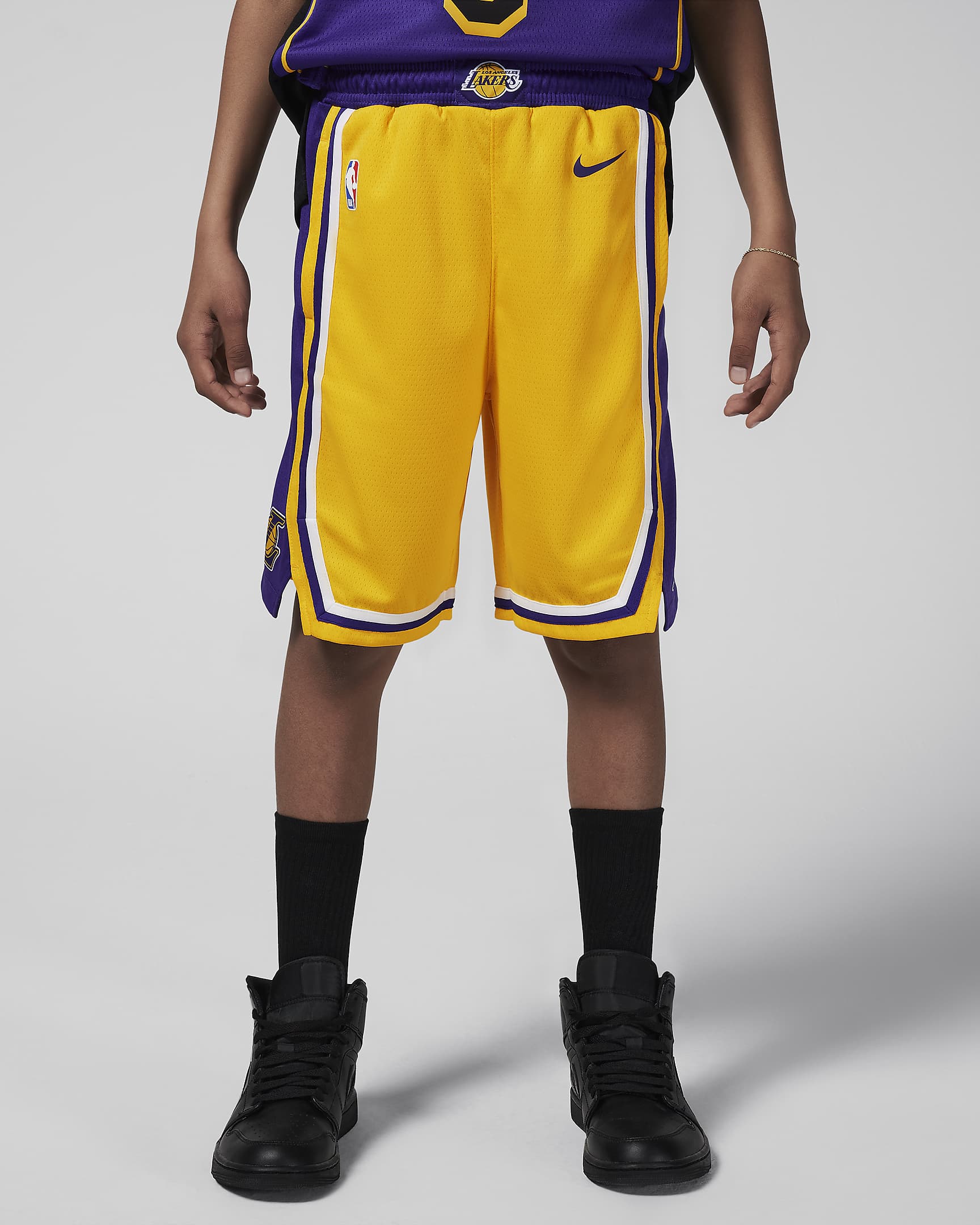 Los Angeles Lakers 2023/24 Icon Edition Nike NBA Swingman Shorts für ältere Kinder (Jungen) - Amarillo