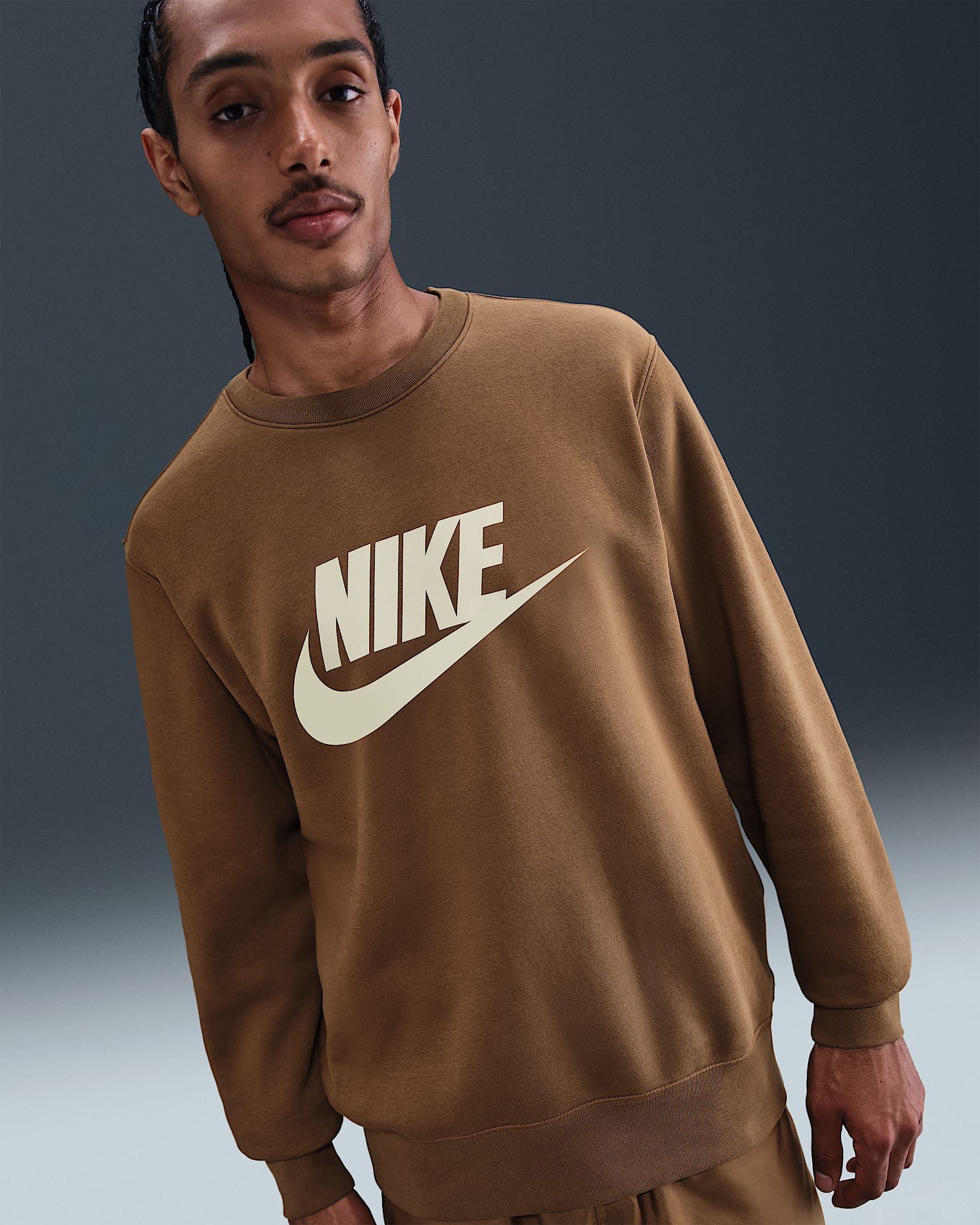 Nike Sportswear Club Men's Graphic Fleece Crew - Mosswood Brown/Light Khaki