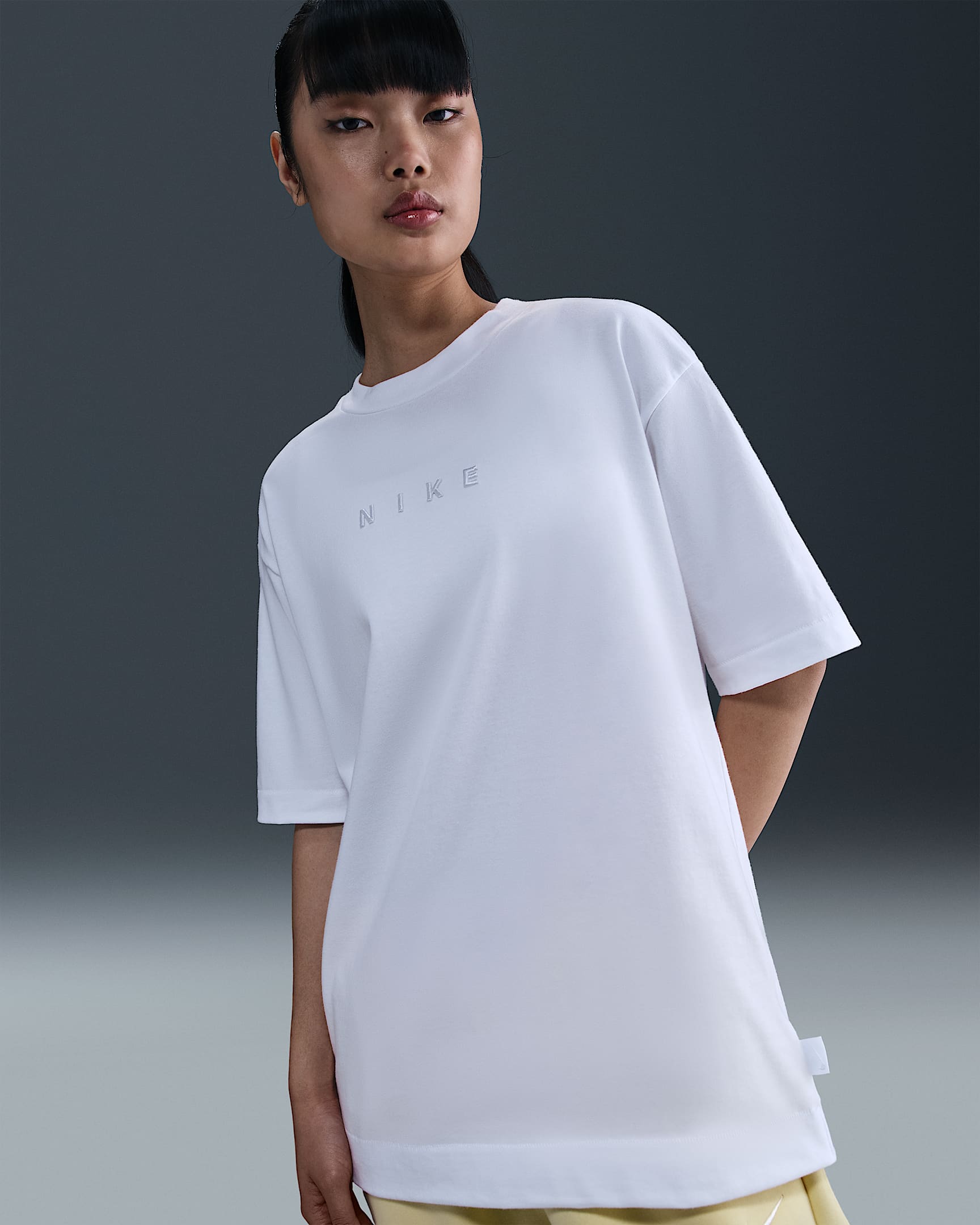 เสื้อยืดแขนสั้นขนาดโอเวอร์ไซส์ผู้หญิง Nike Sportswear - ขาว