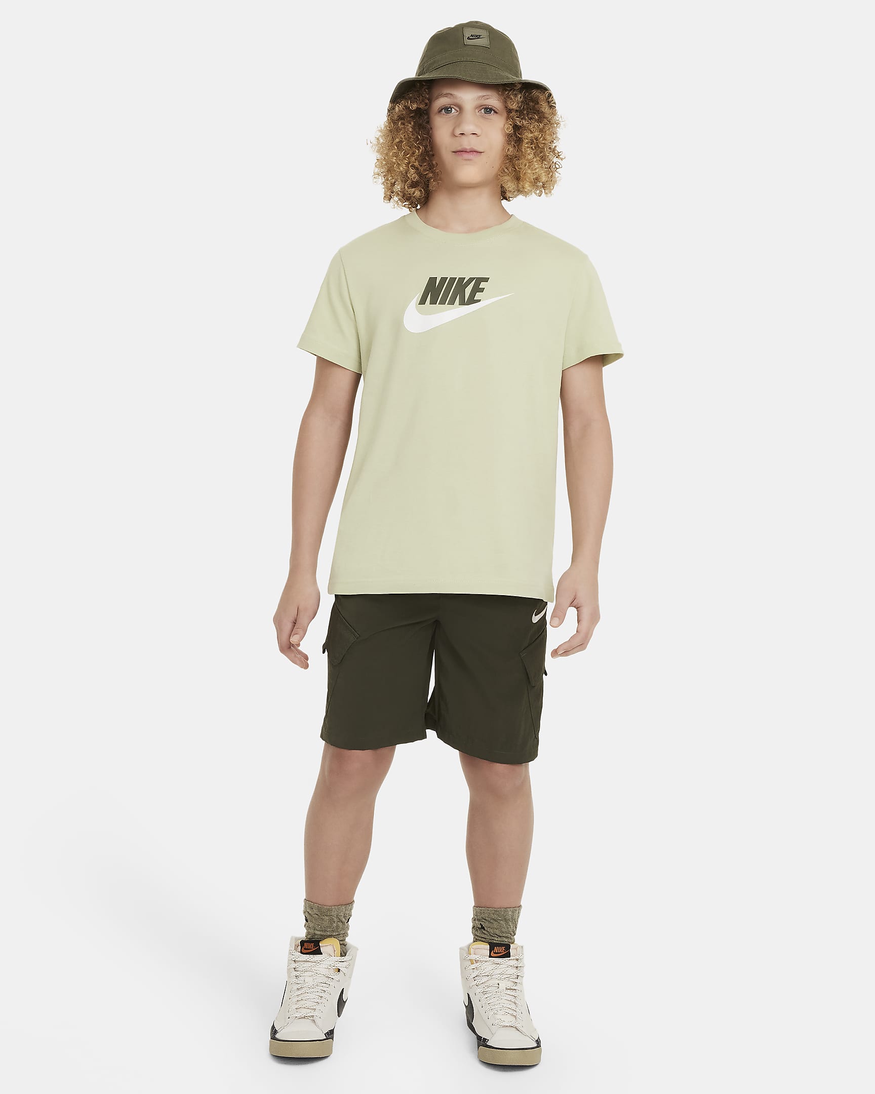 Nike Sportswear T-Shirt für ältere Kinder (Mädchen) - Olive Aura/Cargo Khaki/Weiß