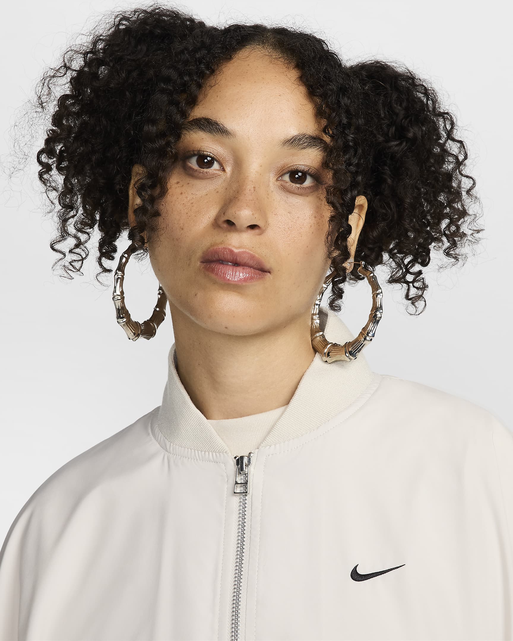 Chamarra bomber oversized para mujer Nike Sportswear Essential - Marrón verdoso claro/Negro