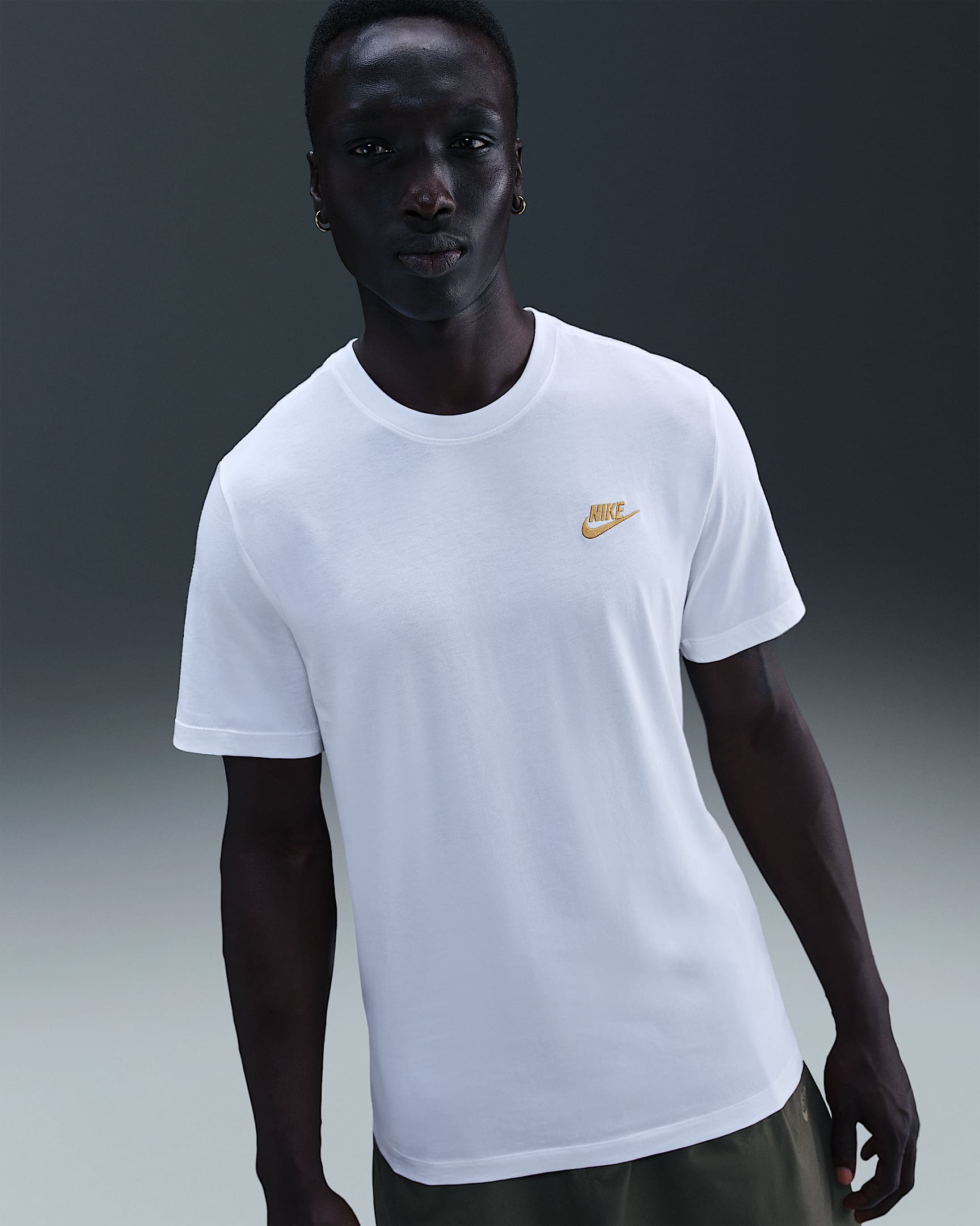 Nike Sportswear Club Herren-T-Shirt - Weiß/Metallic Gold