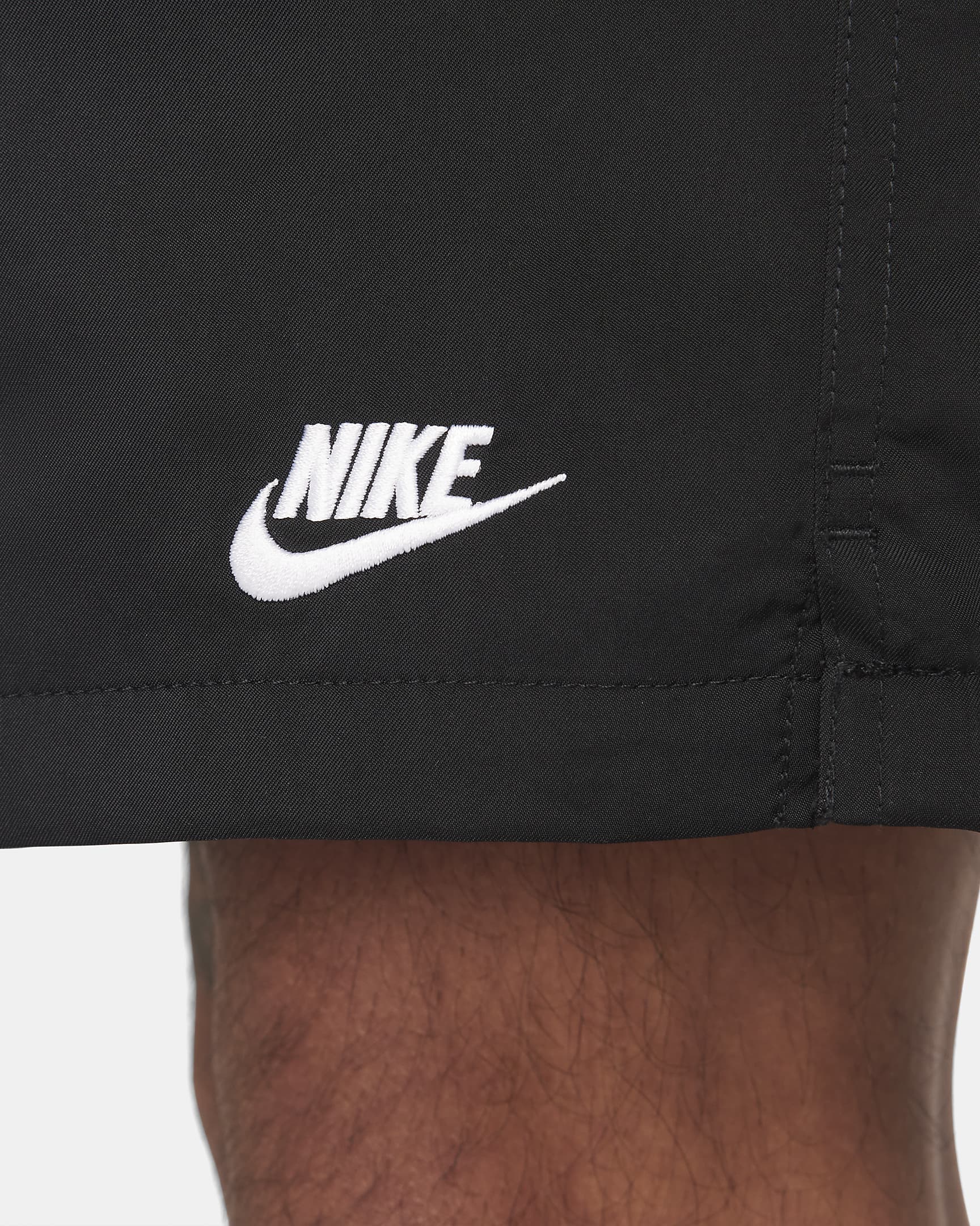 Shorts Flow in tessuto Nike Club – Uomo - Nero/Bianco