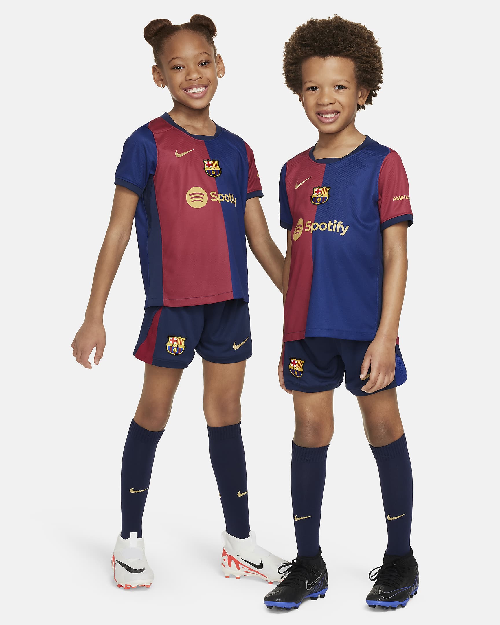 FC Barcelona 2024/25 Stadium hazai Nike Soccer háromrészes replikaszett kisgyerekeknek - Deep Royal Blue/Noble Red/Midnight Navy/Club Gold