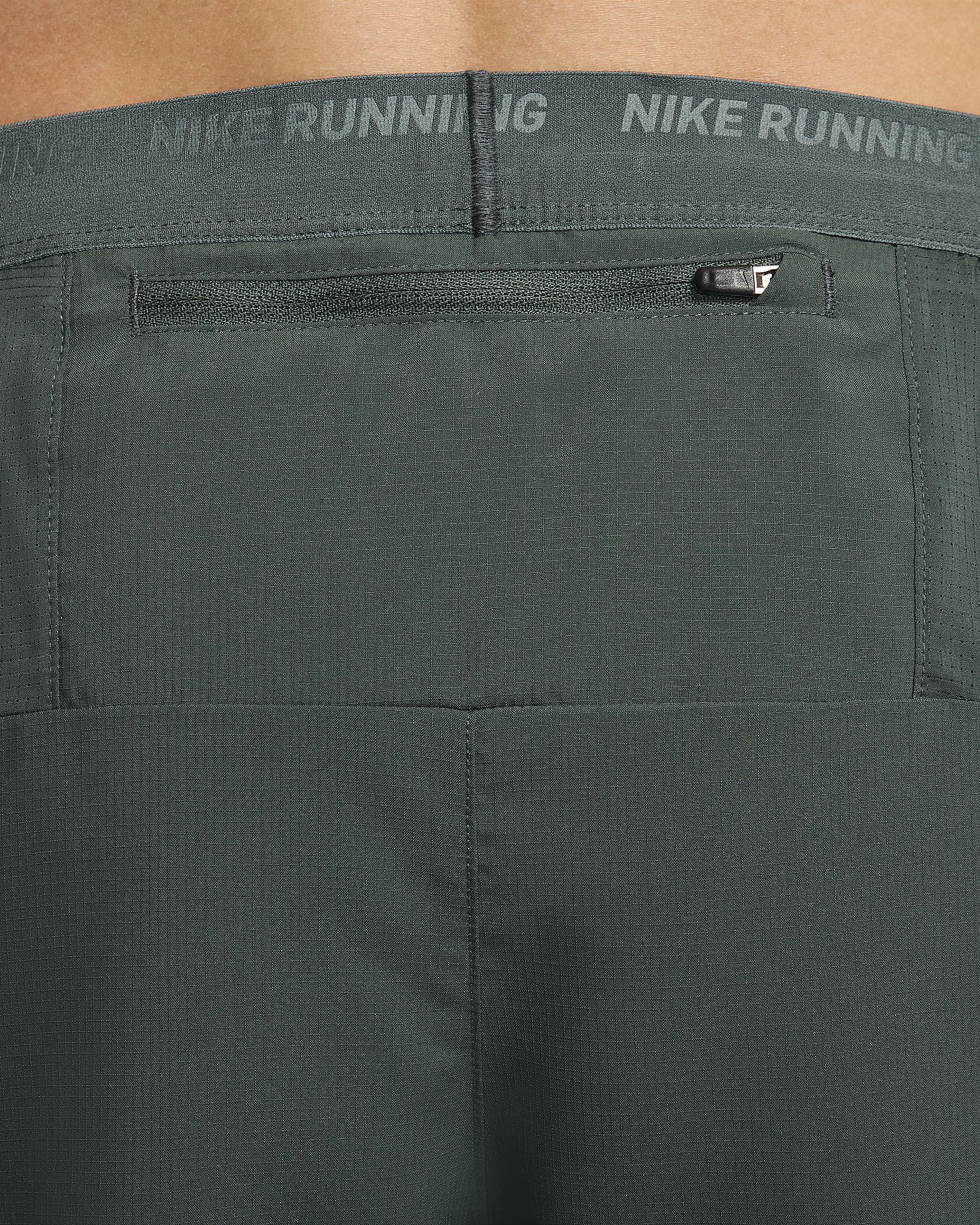 Shorts de correr Dri-FIT de 18 cm con forro de ropa interior para hombre Nike Stride - Verde vintage/Negro