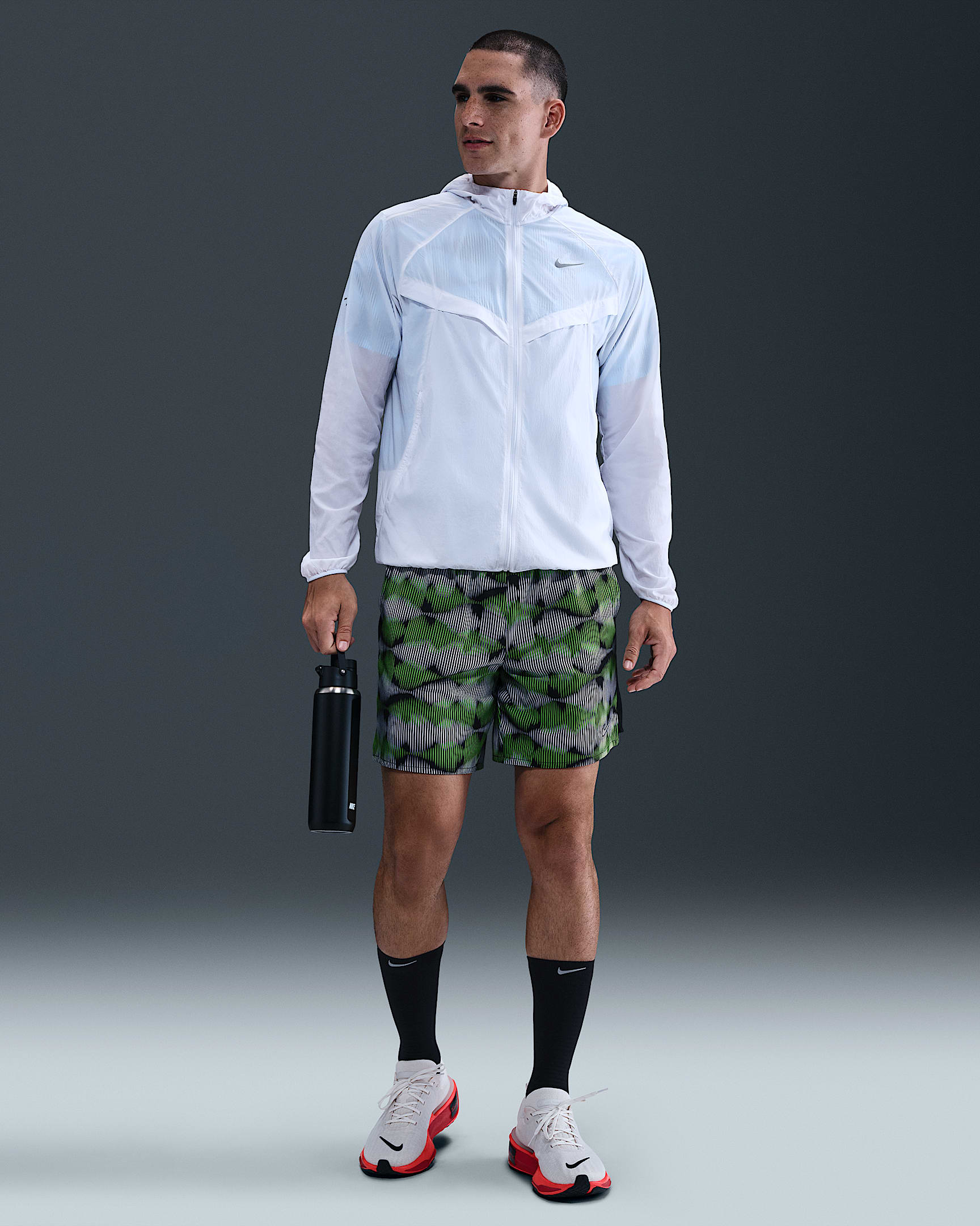 Nike Challenger fôret løpeshorts til herre (18 cm) - Svart/Green Strike/Hvit/Metallic Silver