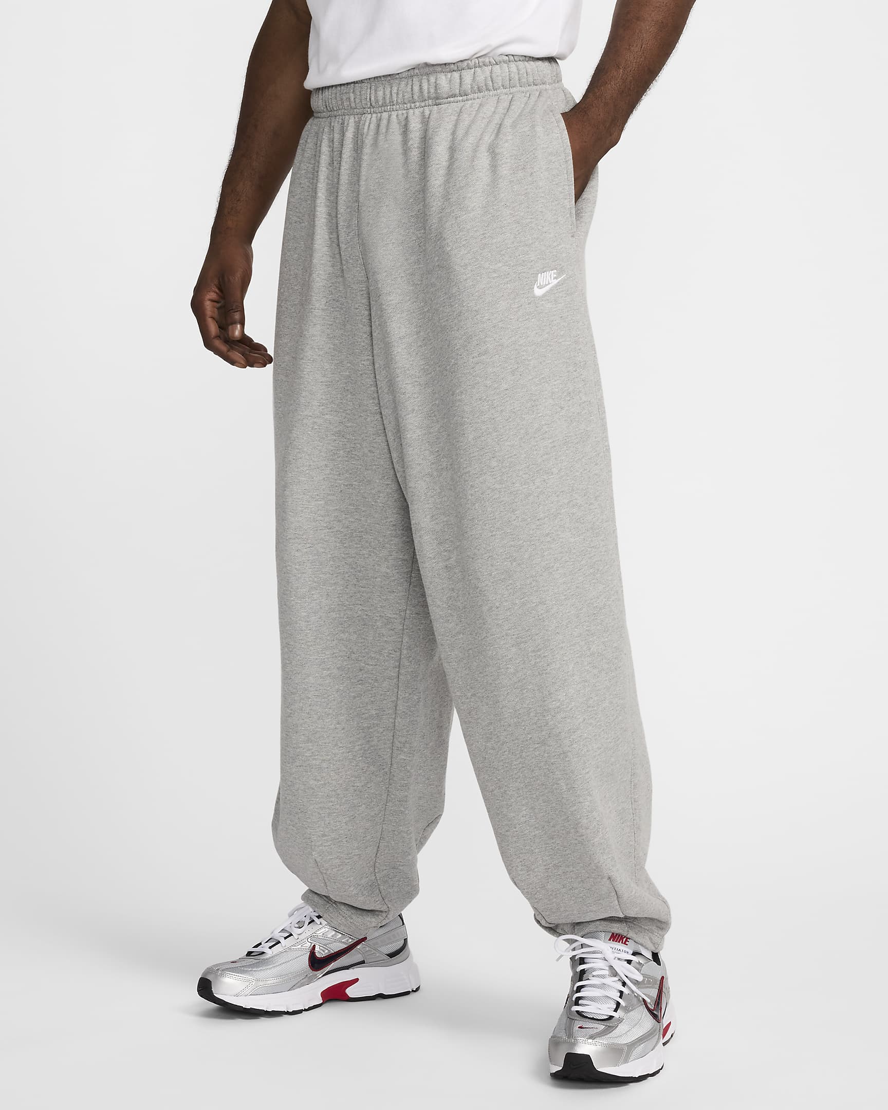 Oversized Nike Club Fleece-bukser i french terry til mænd - Dark Grey Heather/Light Smoke Grey/hvid