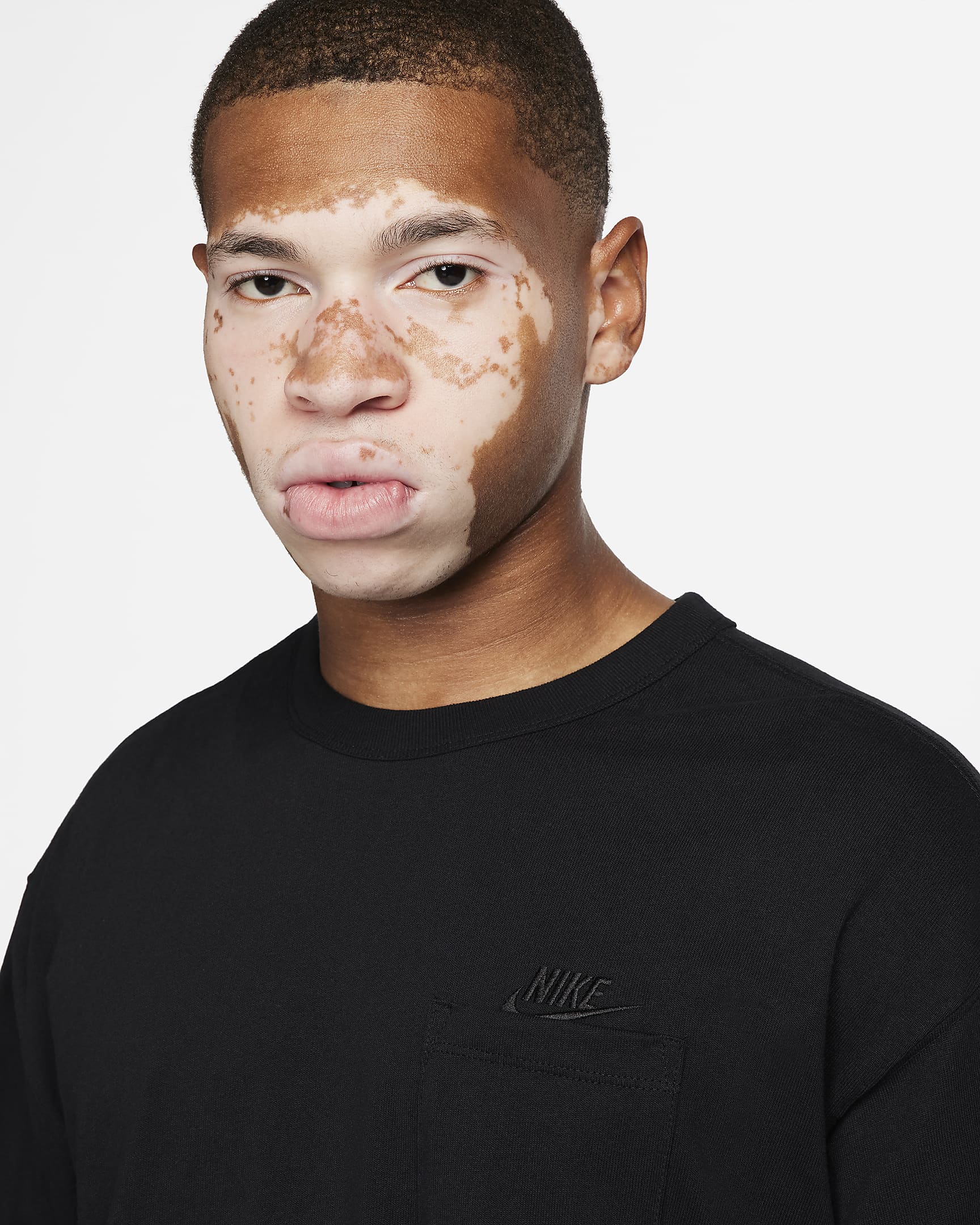 Nike Sportswear Premium Essentials Men's LongSleeve Pocket TShirt