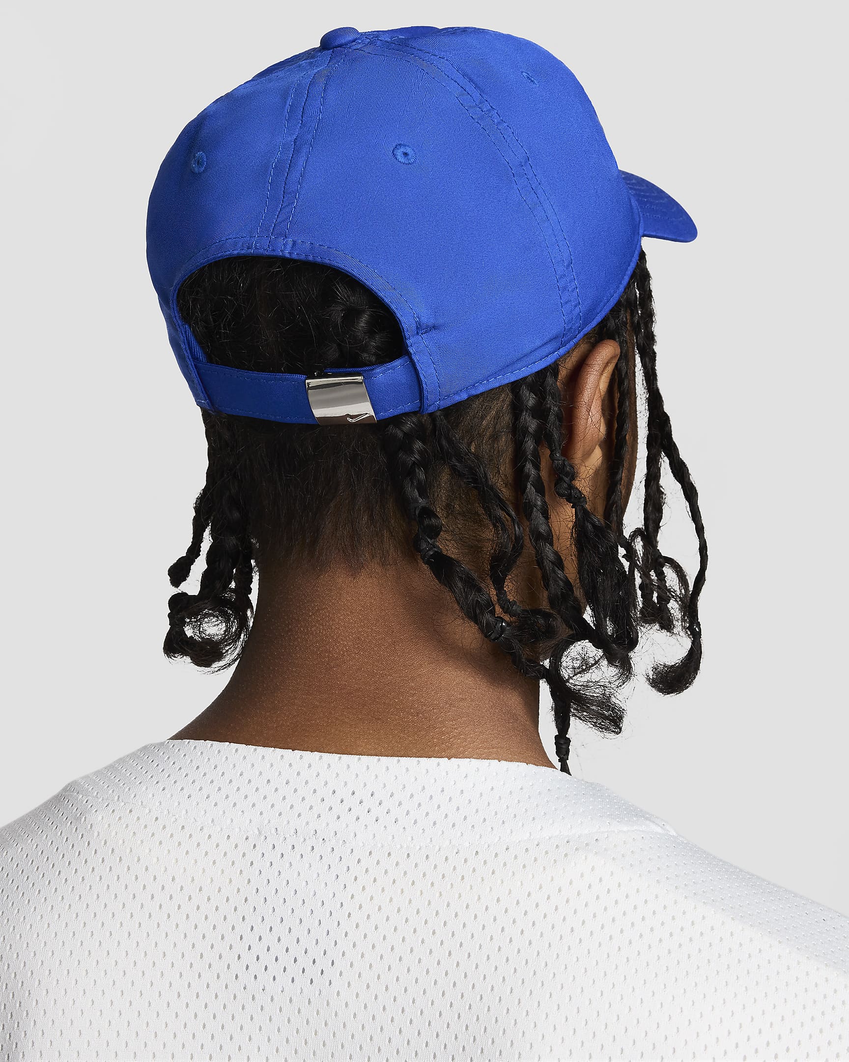 Cappello essenziale con Swoosh in metallo Nike Dri-FIT Club - Game Royal/Argento metallizzato