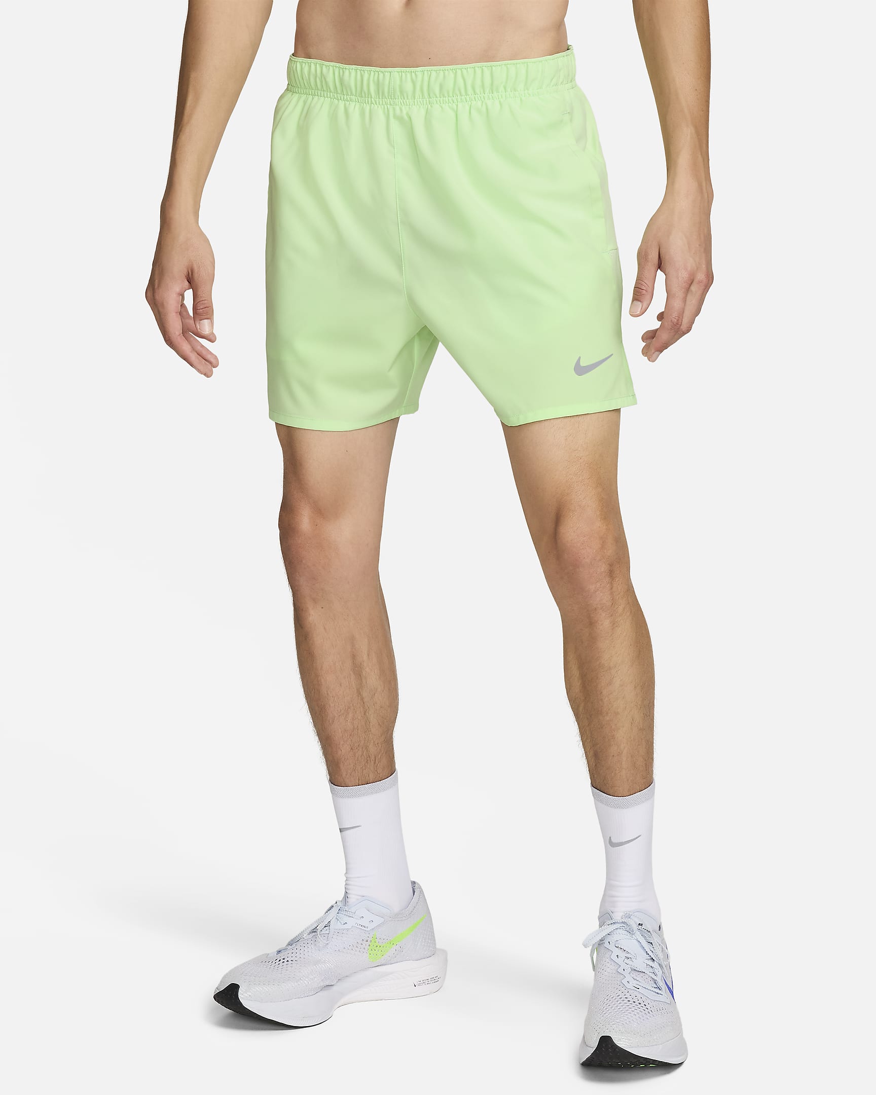 Shorts de correr Dri-FIT de 13 cm con forro de ropa interior para hombre Nike Challenger - Verde vapor/Verde vapor/Verde vapor