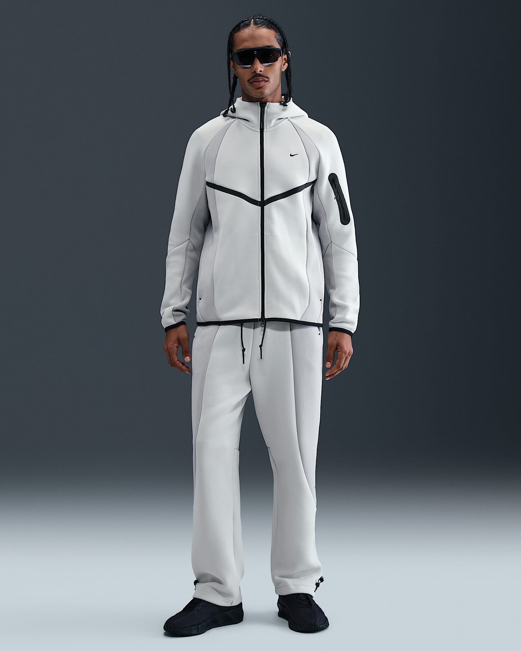 Nike Tech Fleece-Hose mit offenem Saum und Farbblock-Design (Herren) - Light Silver/Light Smoke Grey/Schwarz