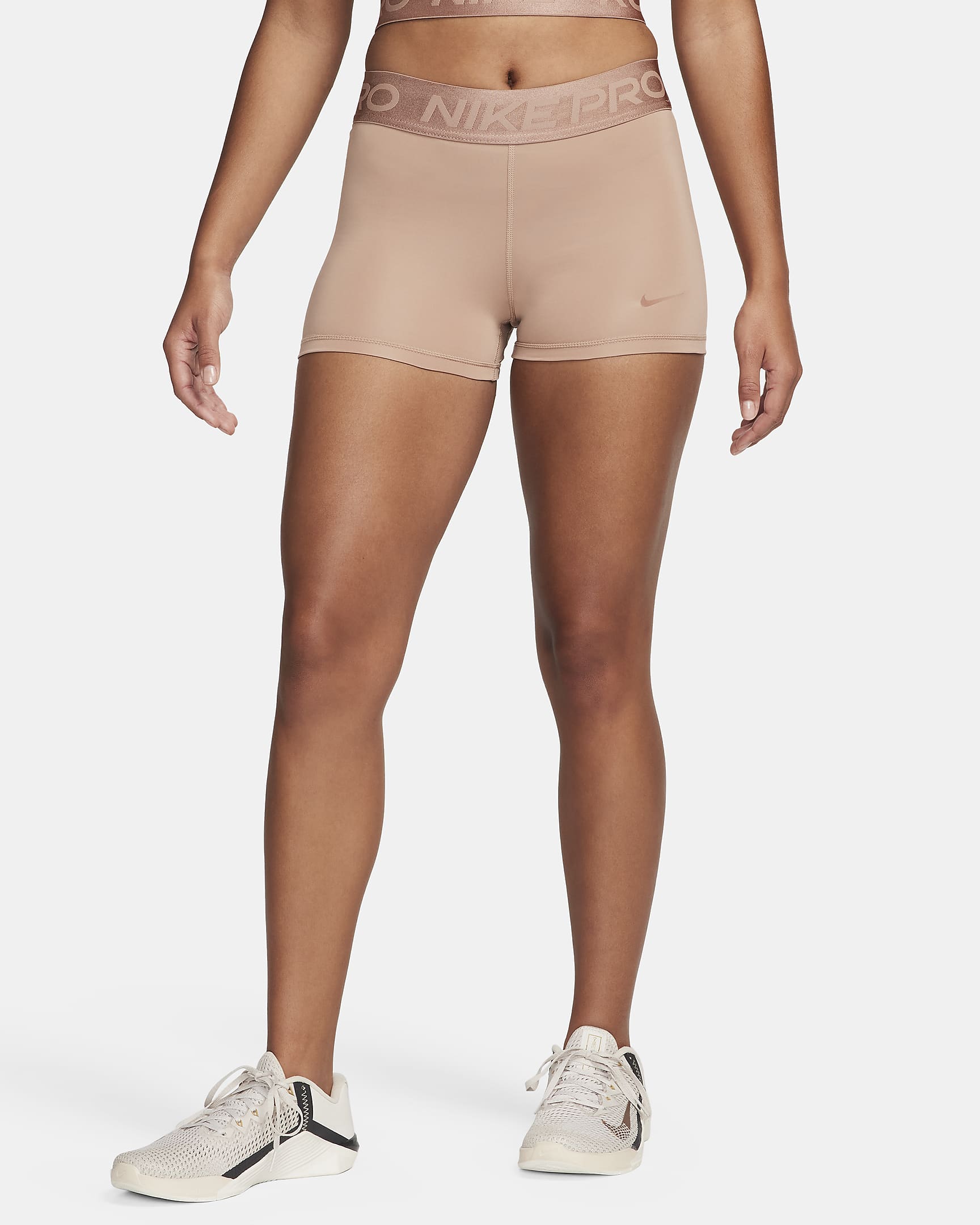 Nike Pro-shorts med mellemhøj talje (8 cm) til kvinder - Desert Dust