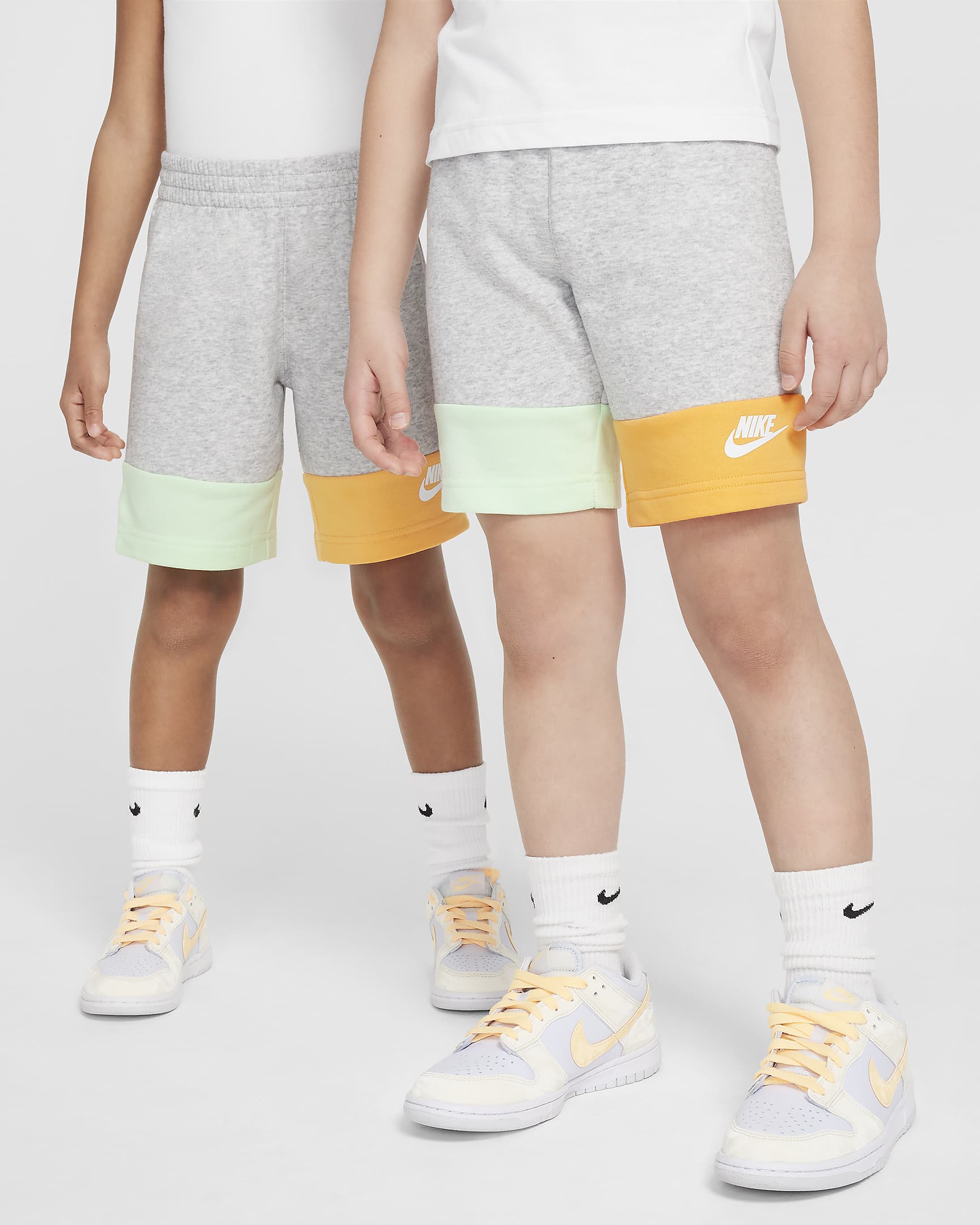 Conjunto de shorts para niños talla pequeña Nike KSA - Gris humo claro