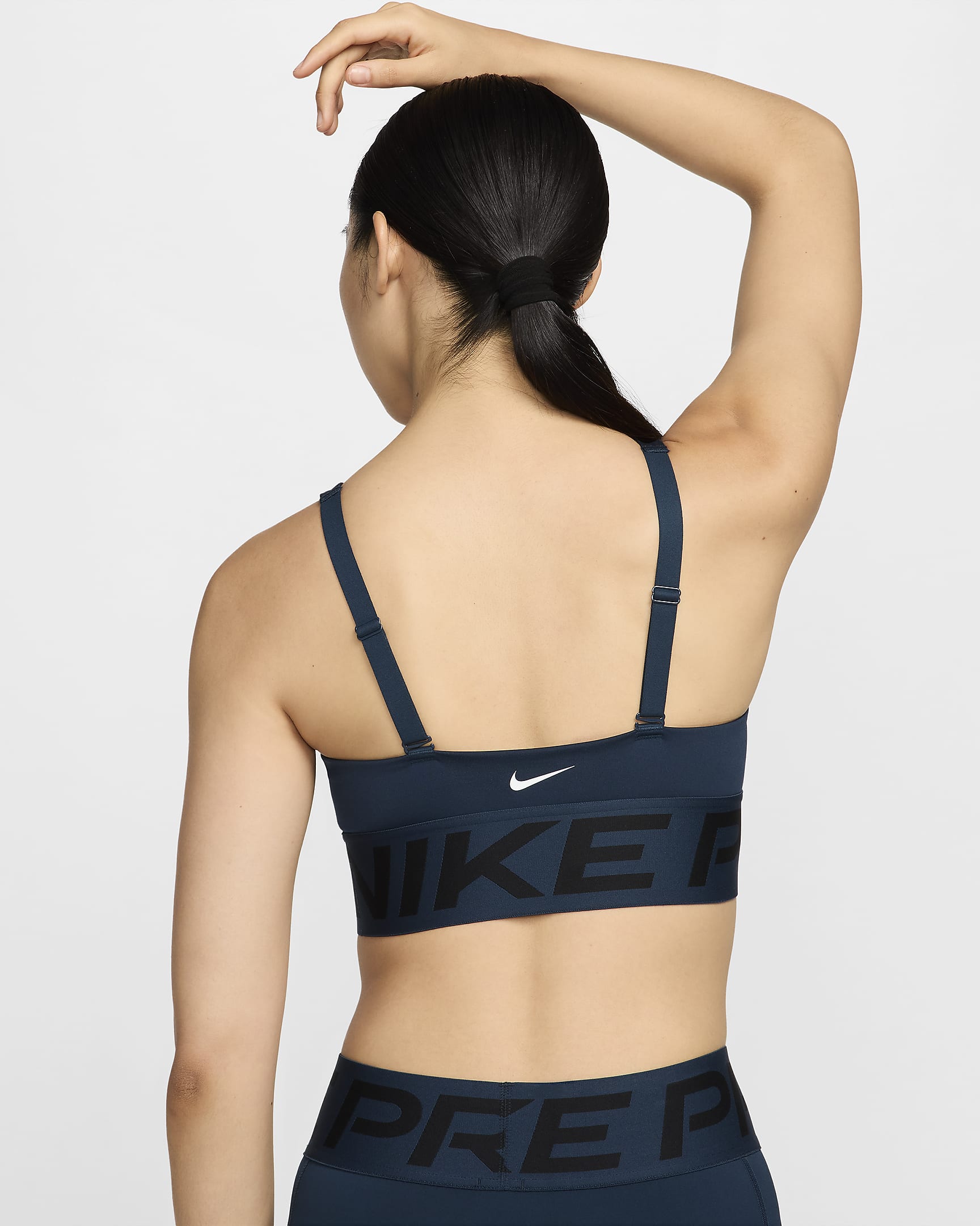 Nike Pro Indy Plunge sports-BH med innlegg og middels støtte til dame - Armory Navy/Svart/Hvit