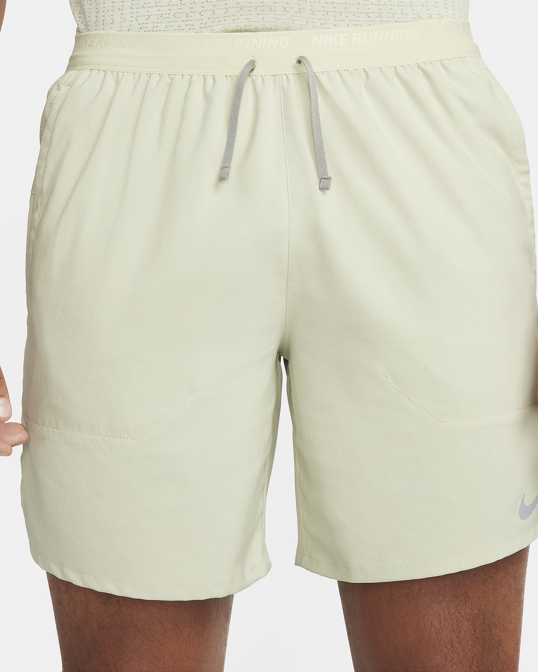 Shorts de correr Dri-FIT de 18 cm con forro de ropa interior para hombre Nike Stride - Aura oliva/Estuco oscuro